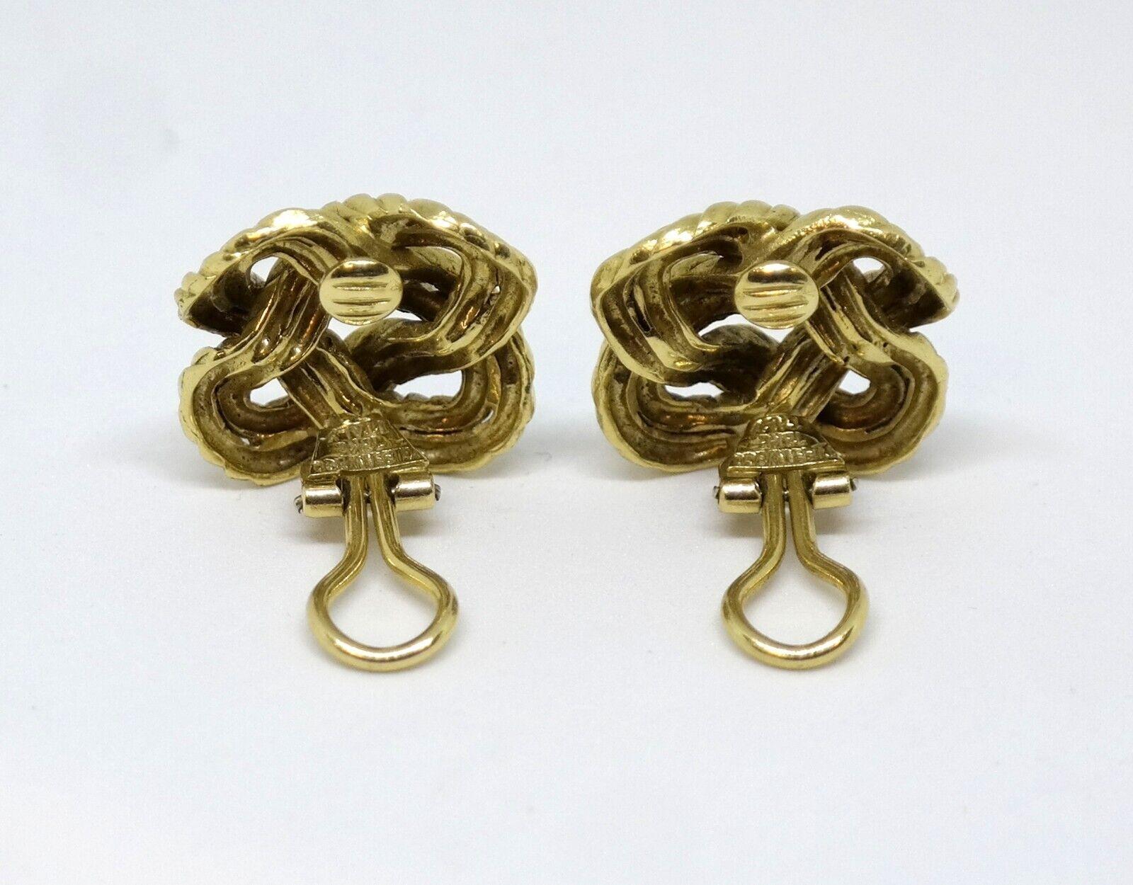 TIFFANY & CO. Italy 18k Yellow Gold Knot Motif Clip On Earrings Vintage 1970s In Excellent Condition For Sale In Beverly Hills, CA