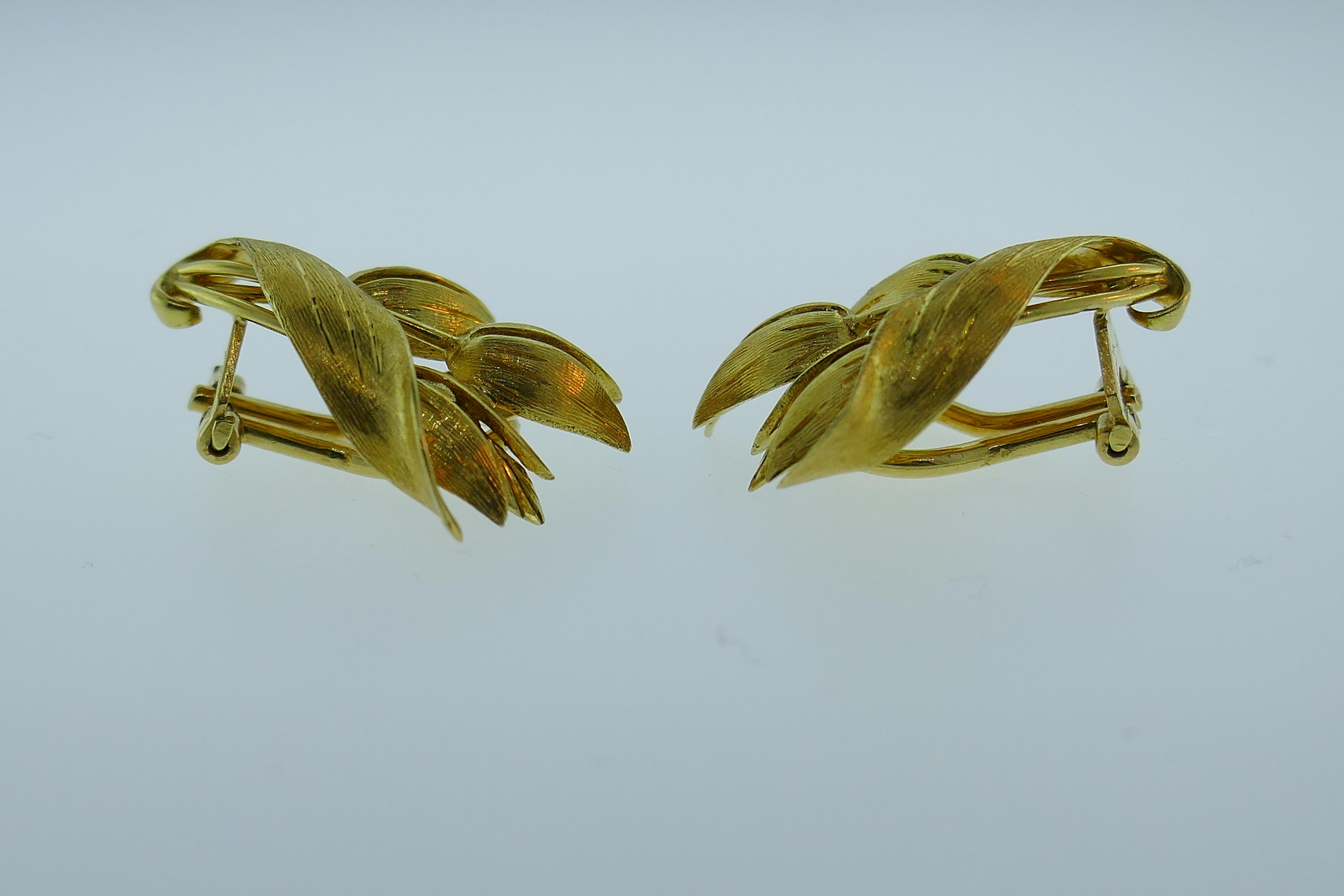 Tiffany & Co. Italy 18k Yellow Gold Leaf Motif Clip On Earrings Vintage





Here is your chance to purchase a beautiful and highly collectible designer pair of earrings.  Truly a great piece at a great price! 



Weight: 9.5 grams



Condition: