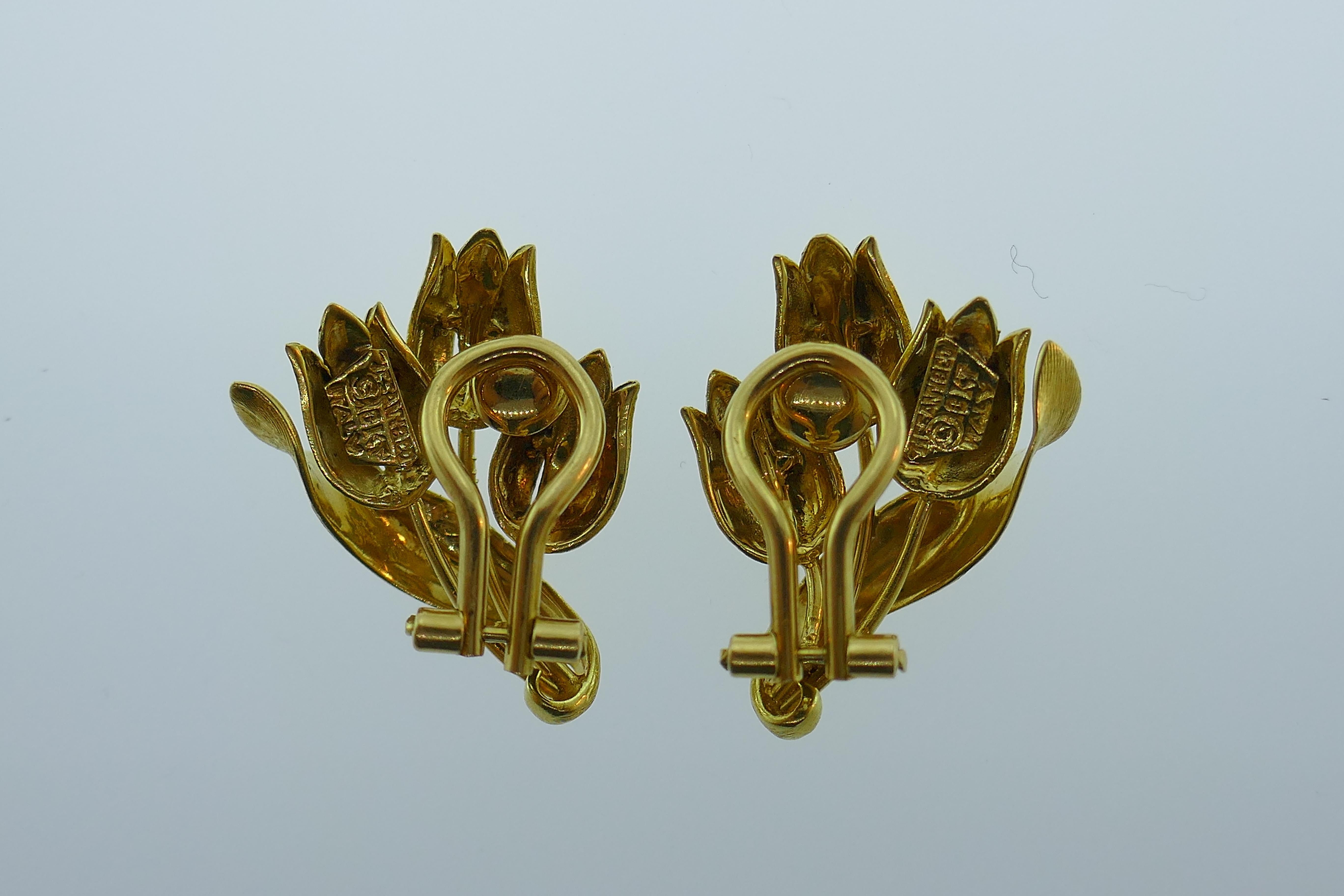 Tiffany & Co. Italy 18k Yellow Gold Leaf Motif Clip on Earrings, circa 1960s In Excellent Condition In Beverly Hills, CA