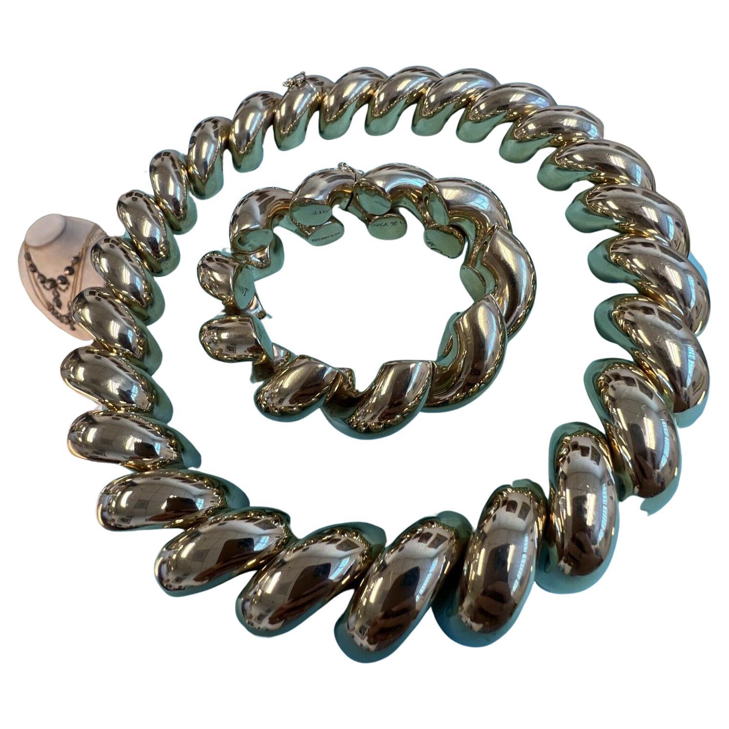 Tiffany & Co. Retro Italien 14k Gelbgold Halskette & Armband Set w/Box

Hier haben Sie die Chance, ein wunderschönes Designerset mit hohem Sammlerwert zu erwerben.      

Dies ist eine herrliche Tiffany & Co 14K Gelbgold Halskette und Armband mit