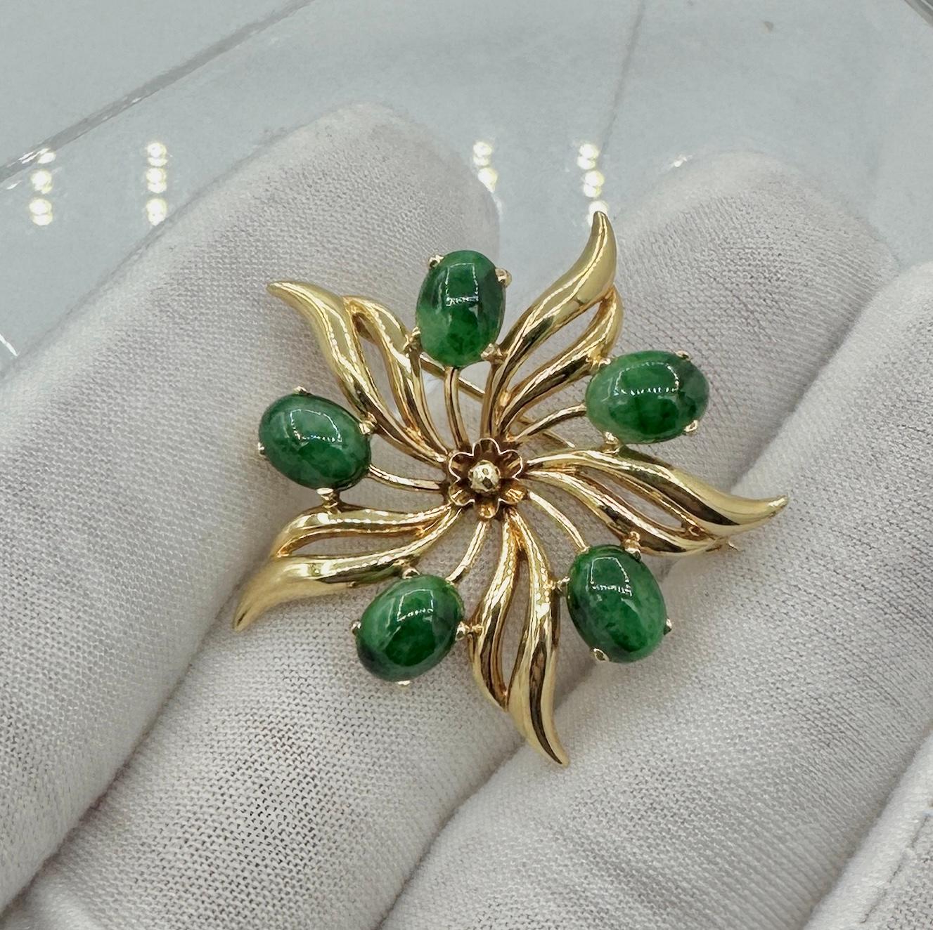 Date un capricho con una impresionante antigüedad de Tiffany & Co. Alfiler broche de jade en oro amarillo de 14 quilates firmado Tiffany & Co. El broche Tiffany antiguo de época está engastado con cinco gemas ovaladas de jade en cabujón. Los