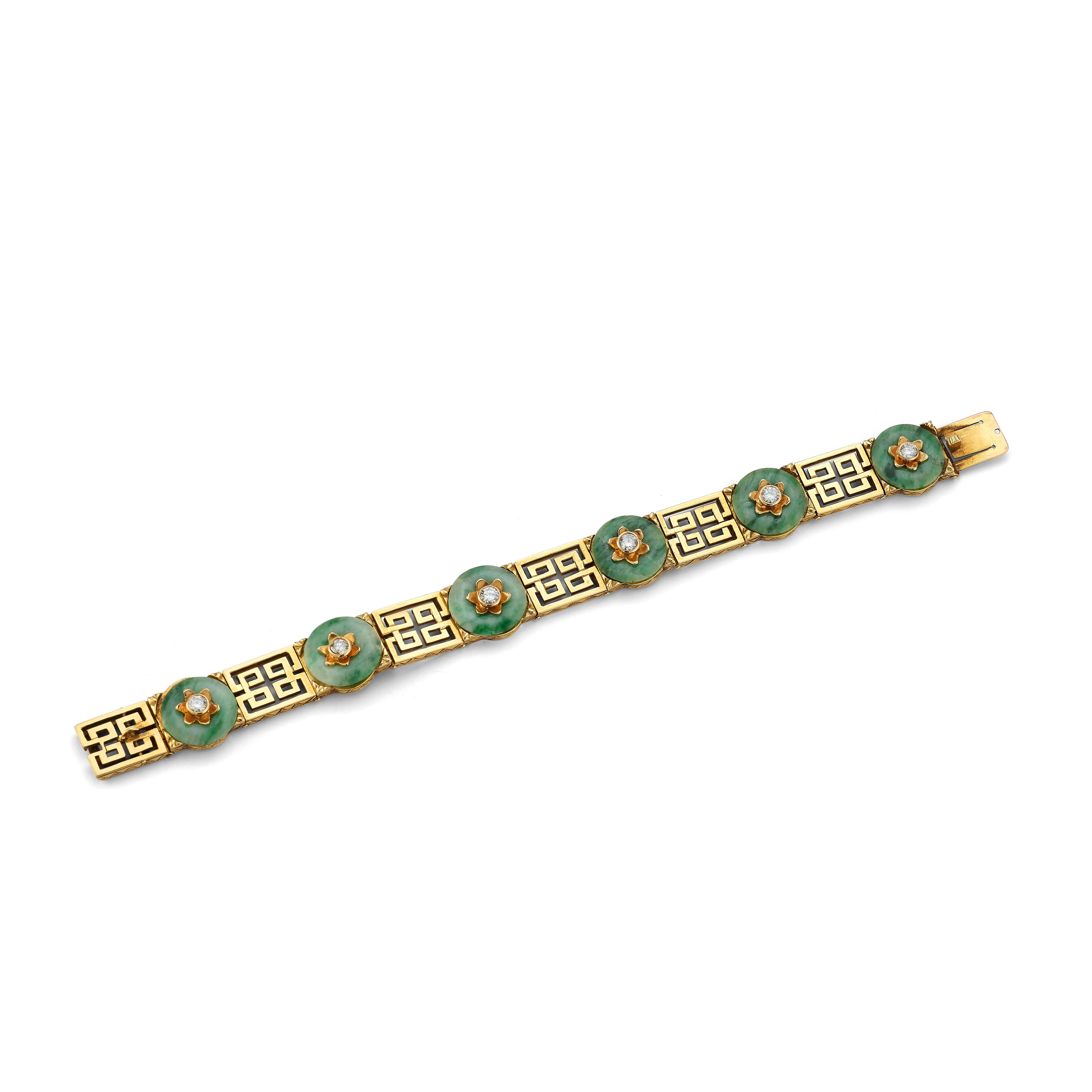 Tiffany & Co Jade & Diamant Gold Armband.

Ein Armband, bestehend aus 6 Jadescheiben mit 6 diamantenen und goldenen Blumenmotiven auf der Oberseite jeder Jade. Jede Jade ist an einem goldenen Glied mit geometrischem Muster befestigt. 

Abmessungen: