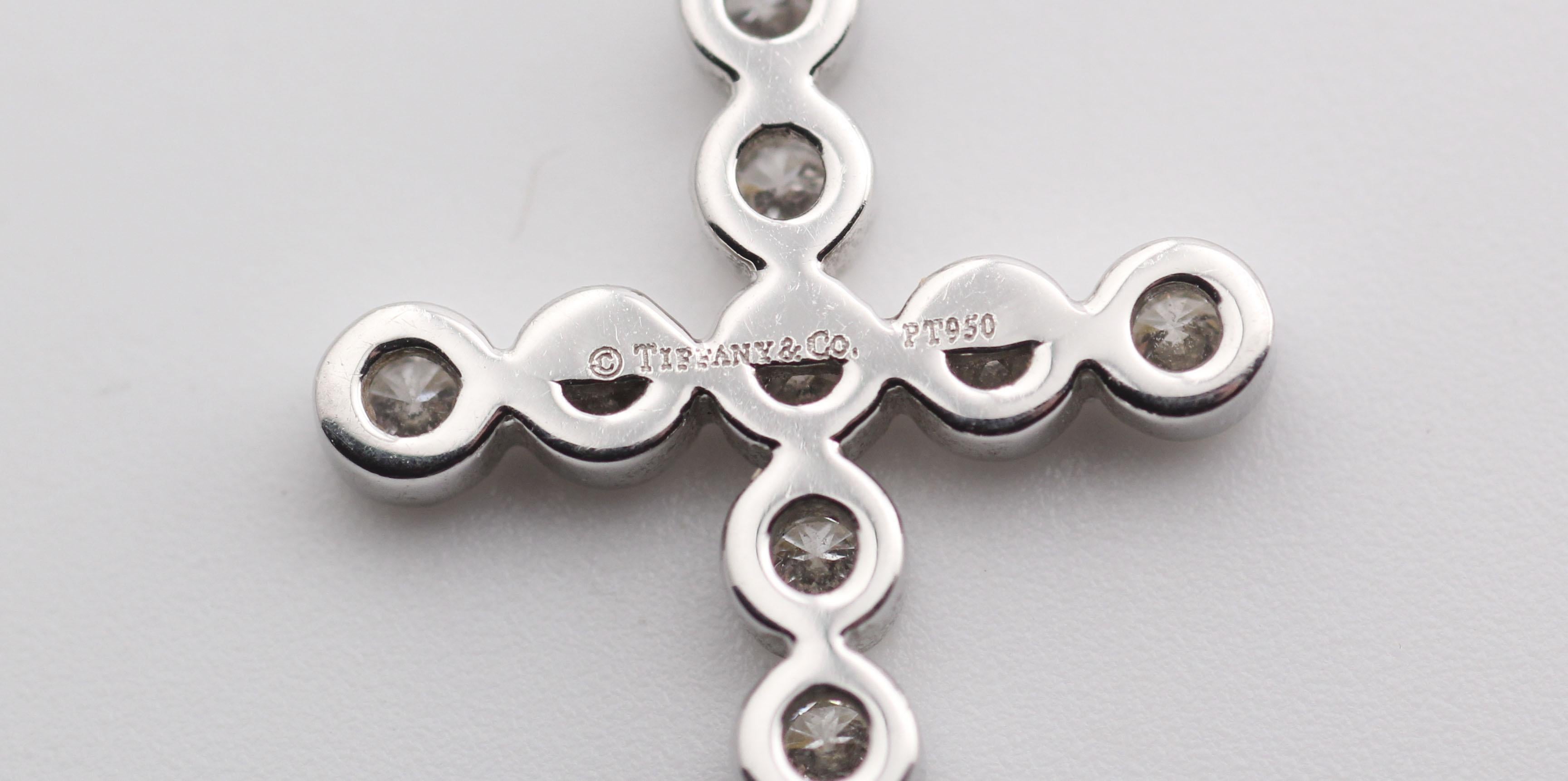 Tiffany & Co. Jazz Bezel Set Diamant Platin Kreuz Anhänger Charm im Zustand „Gut“ in Simpsonville, SC