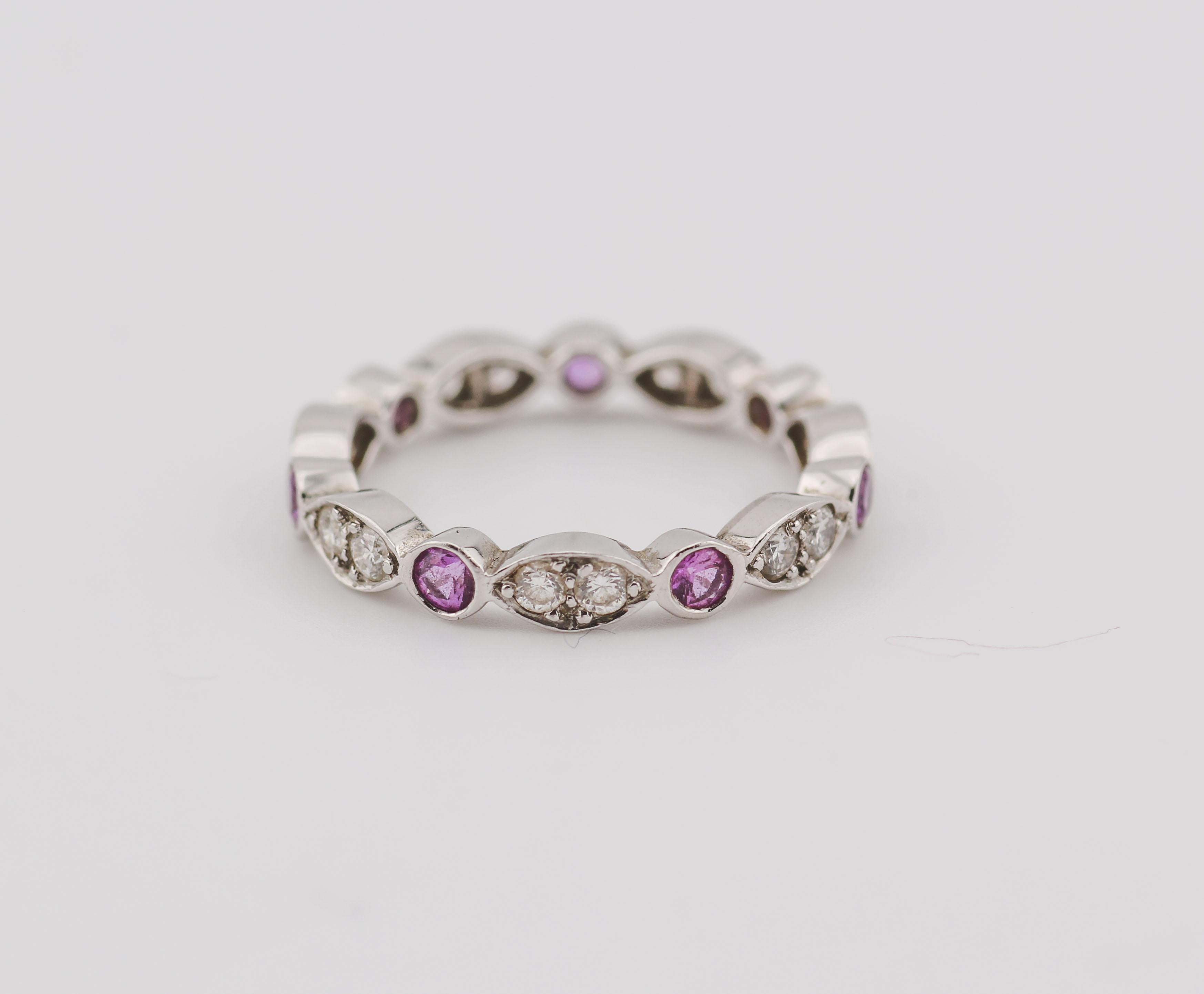 Célébrez l'élégance raffinée et la beauté rythmique avec la collection Tiffany & Co. Jazz Diamond and Sapphire Eternity Band, une pièce éblouissante qui capture l'harmonie de la couleur et de l'éclat dans une boucle continue de luxe. Réalisée en