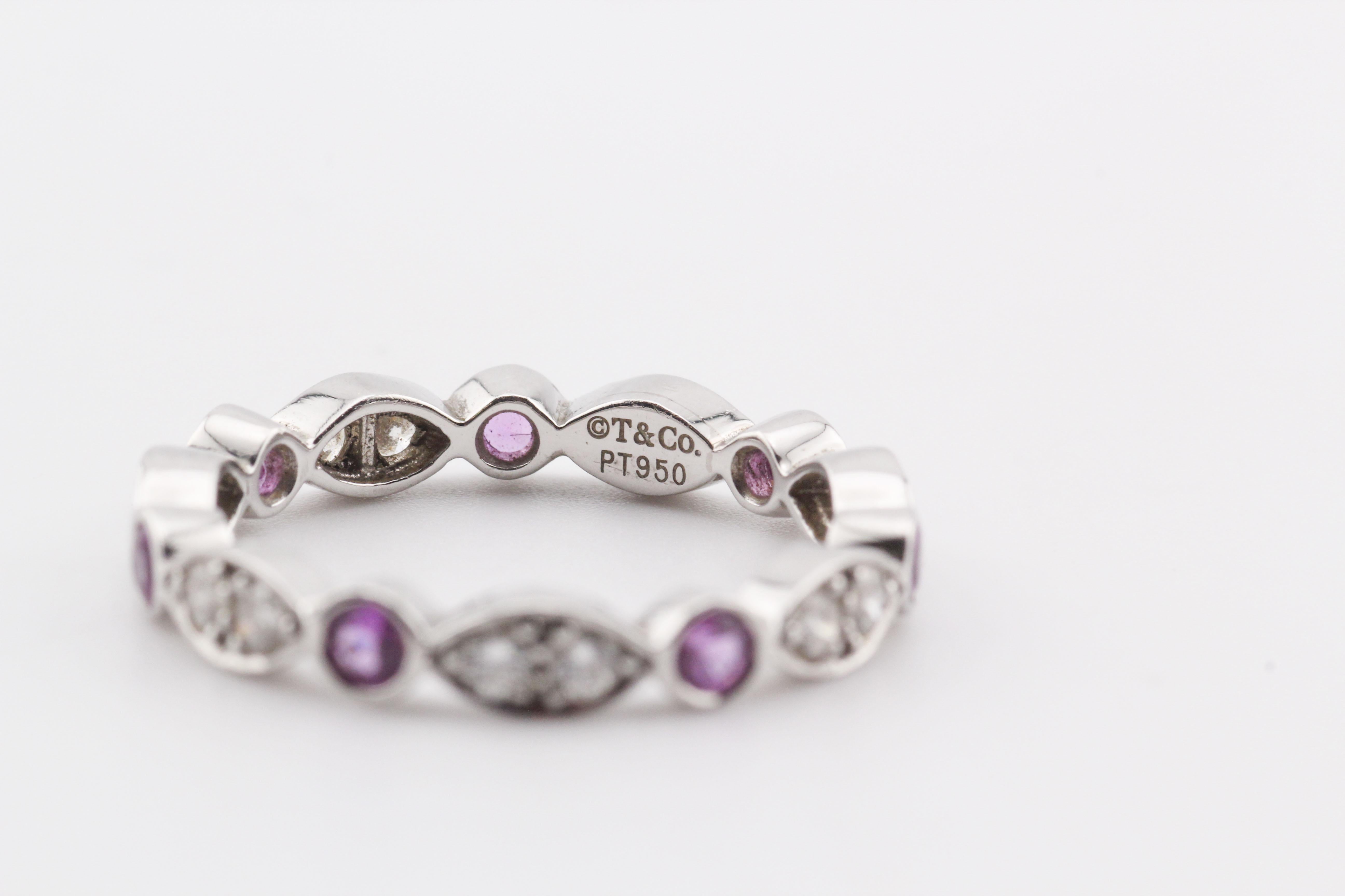 Tiffany & Co. Bague d'éternité Jazz en platine avec diamants et saphirs roses, taille 5 Bon état - En vente à Simpsonville, SC