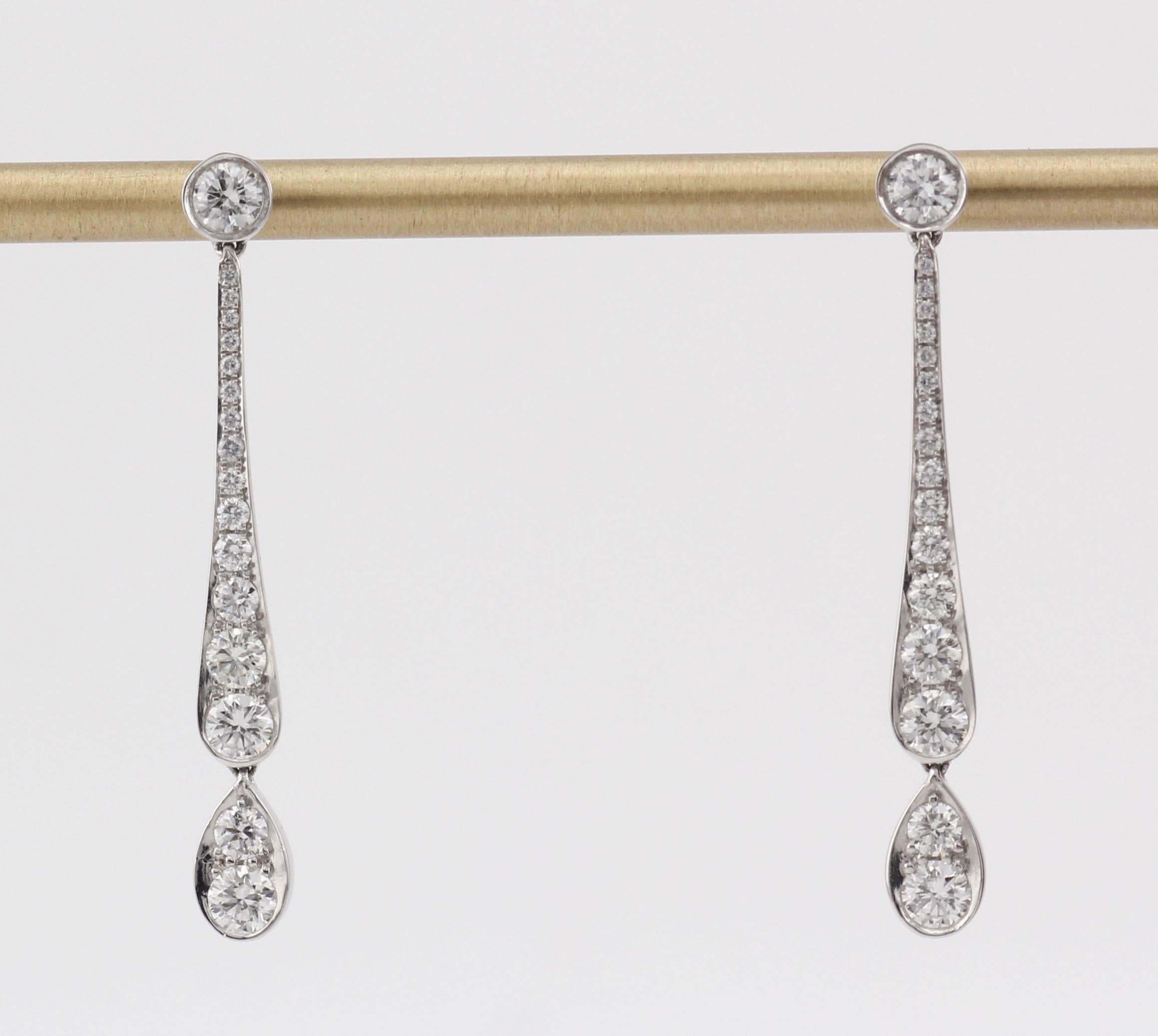 La Tiffany & Co. Gli orecchini Jazz Diamond Platinum PT950 sono un'incarnazione mozzafiato di eleganza e glamour senza tempo. Realizzati in platino PT950, questi orecchini sono meticolosamente progettati per trasudare raffinatezza e presentano