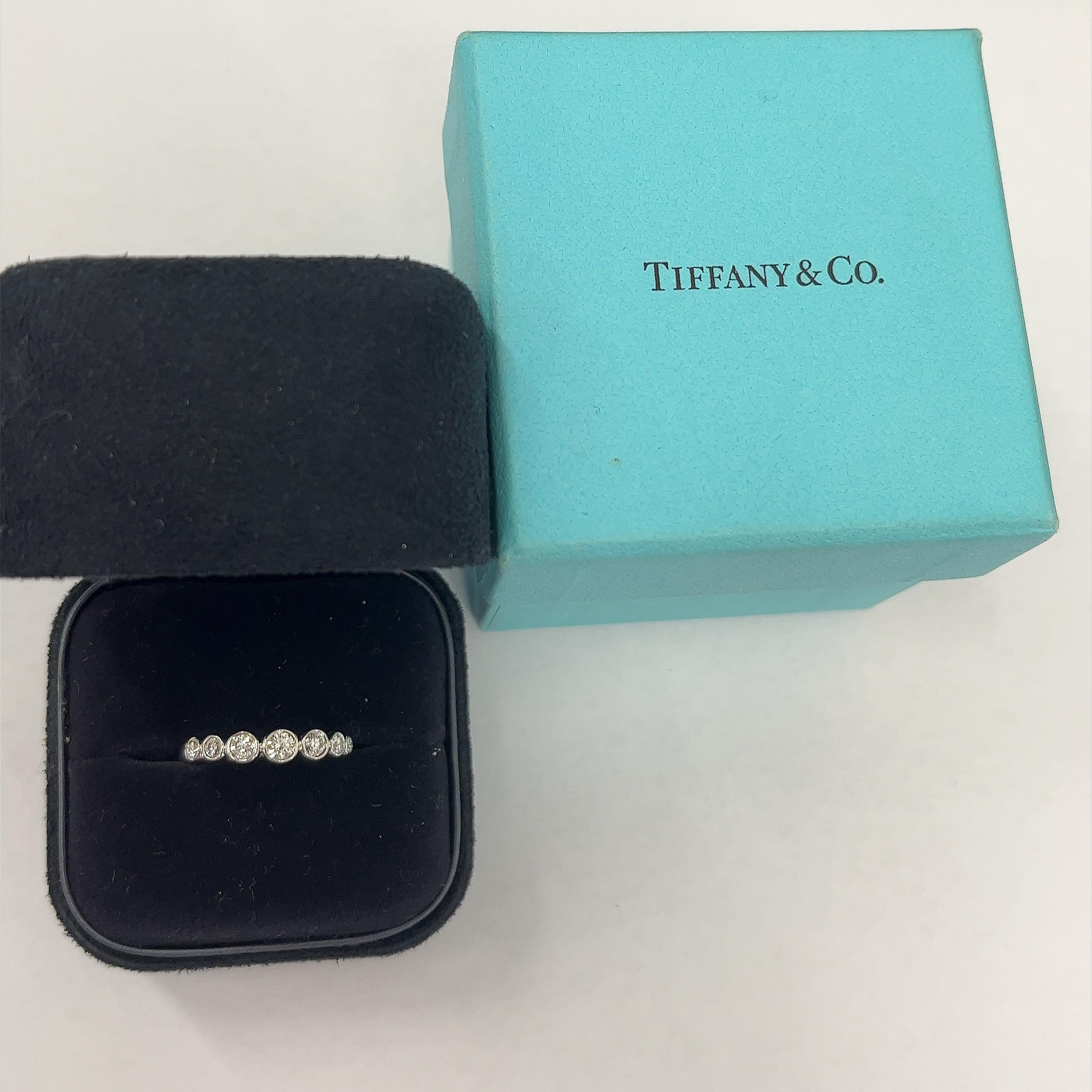 Tiffany & Co Bague Jazz sertie de 7 pierres dans une monture graduée en platine en vente 1