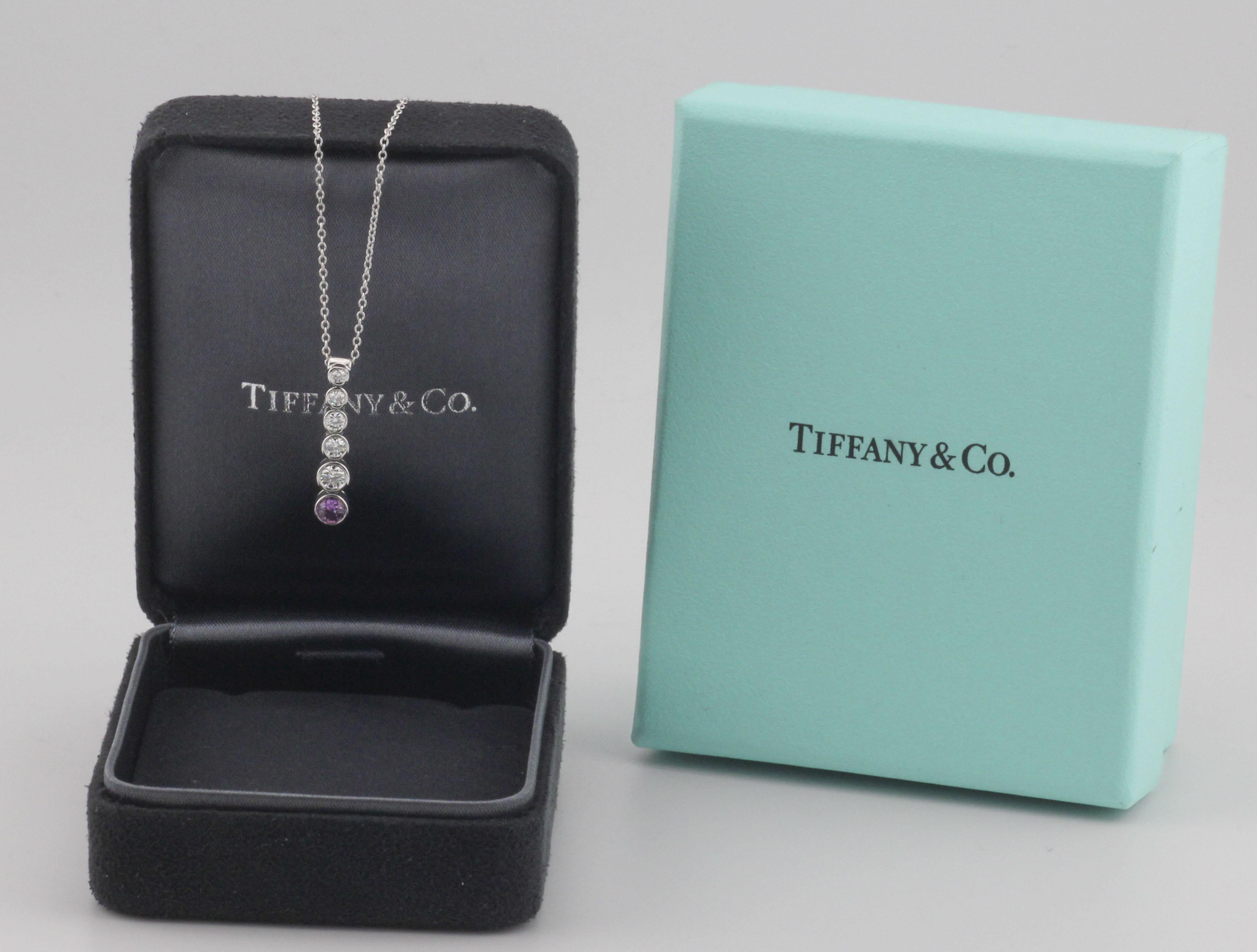 Anmutig und leuchtend, die Tiffany & Co. Die Jazz-Anhänger-Halskette fängt die Essenz von raffinierter Bewegung und Farbe ein. Der an einer feinen Platinkette aufgehängte Anhänger zeigt eine vertikale Kaskade von fünf runden Brillanten, die in ihrer