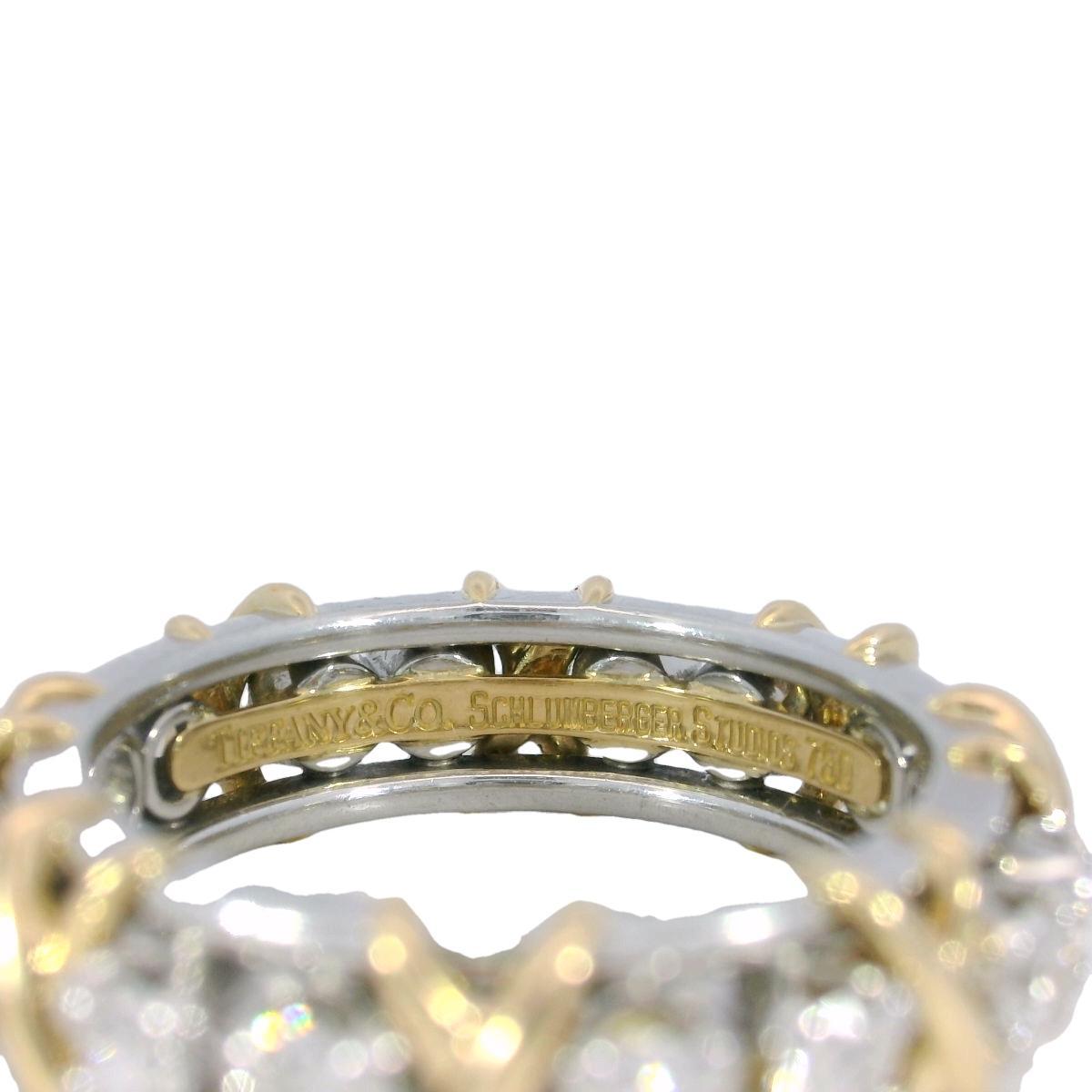 Tiffany & Co. Jean Schlumberger 16 Stein Diamantband 18K Gold PT 950 Größe 7

Dieser außergewöhnliche Ring von Tiffany & Co. präsentiert einen runden weißen Diamanten von 1,28 Karat, der in einer raffinierten Kombination aus 18 Karat Gelbgold und