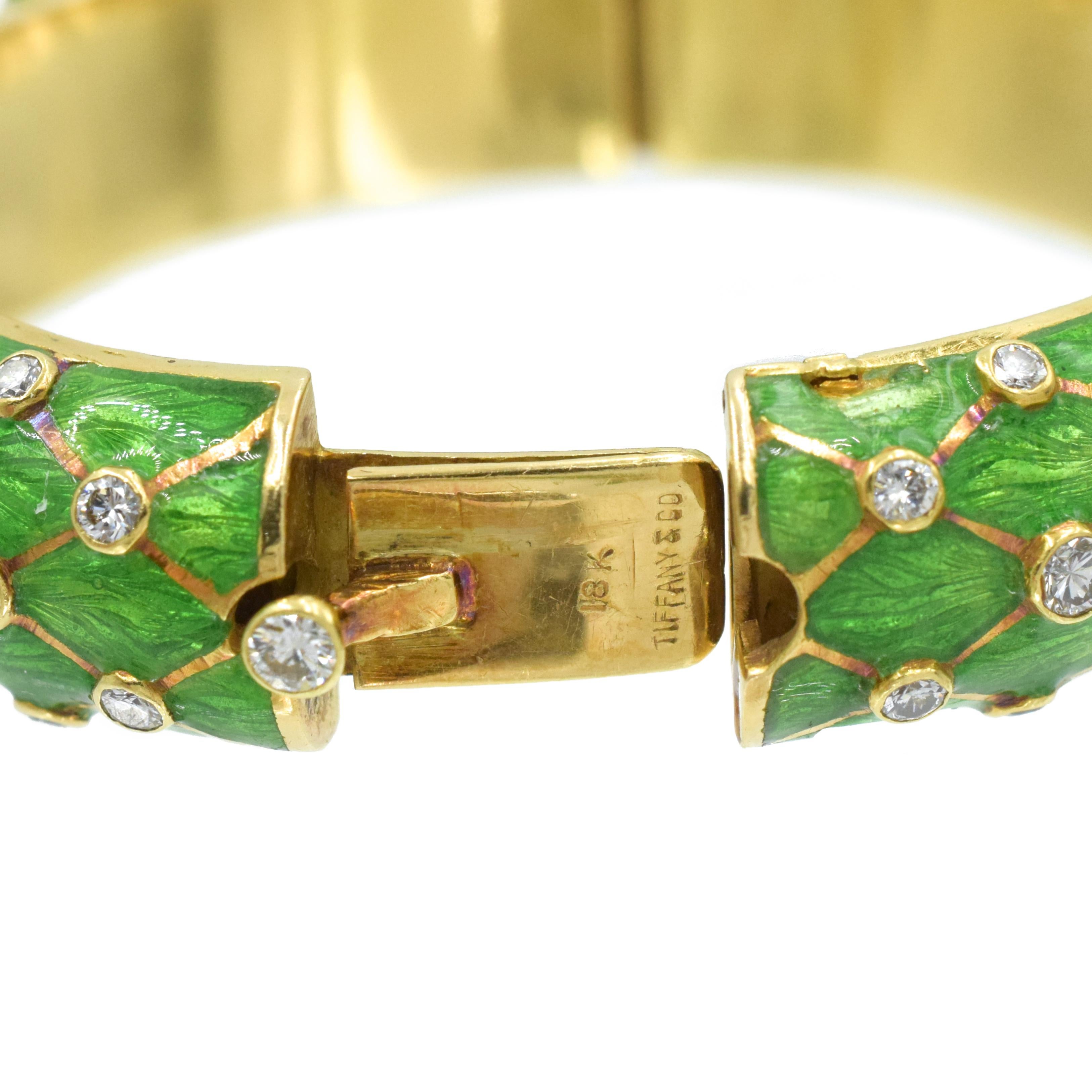 Tiffany & Co.  Armreif aus Gold, grüner Emaille und Diamanten im Zustand „Hervorragend“ im Angebot in New York, NY