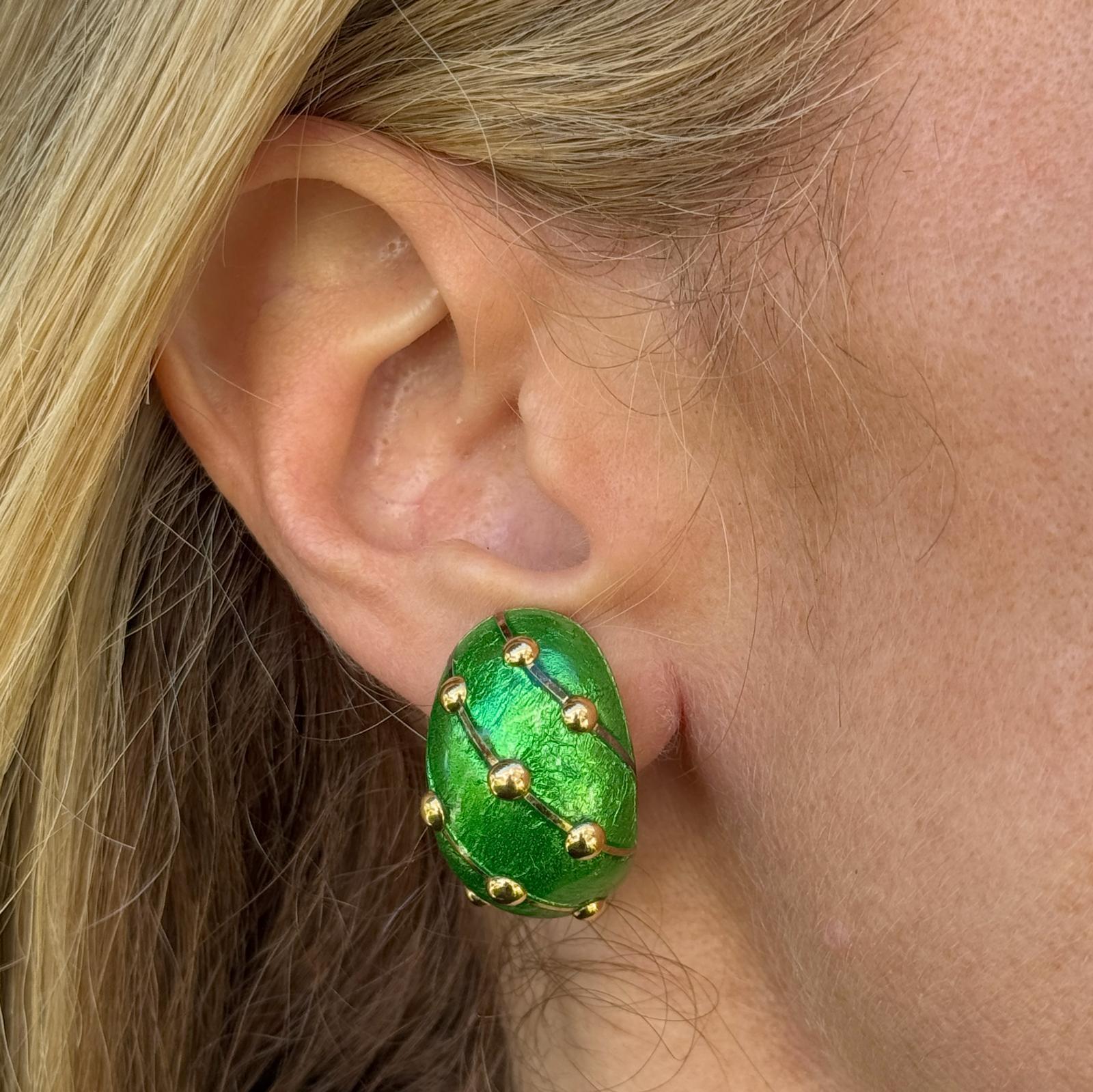 Questi straordinari orecchini a lobo in oro giallo 18 carati Tiffany & Company Jean Schlumberger Greene & Greene Bombe Banana sono caratterizzati da un'audace e scultorea silhouette a bombe avvolta da un vibrante smalto verde, che mette in mostra