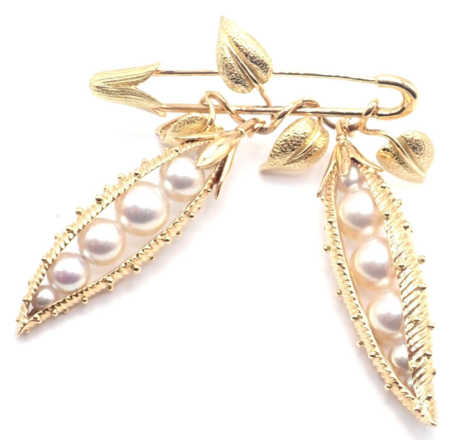 18k Yellow Gold Cultured Pearl Peapod Brooch Pin by Jean Schlumberger for Tiffany & Co.
The Tiffany & Co. Schlumberger Peapod Pin Brooch is crafted from 18k yellow gold, featuring a delicate design resembling a peapod.
Adorned with lustrous pearls,