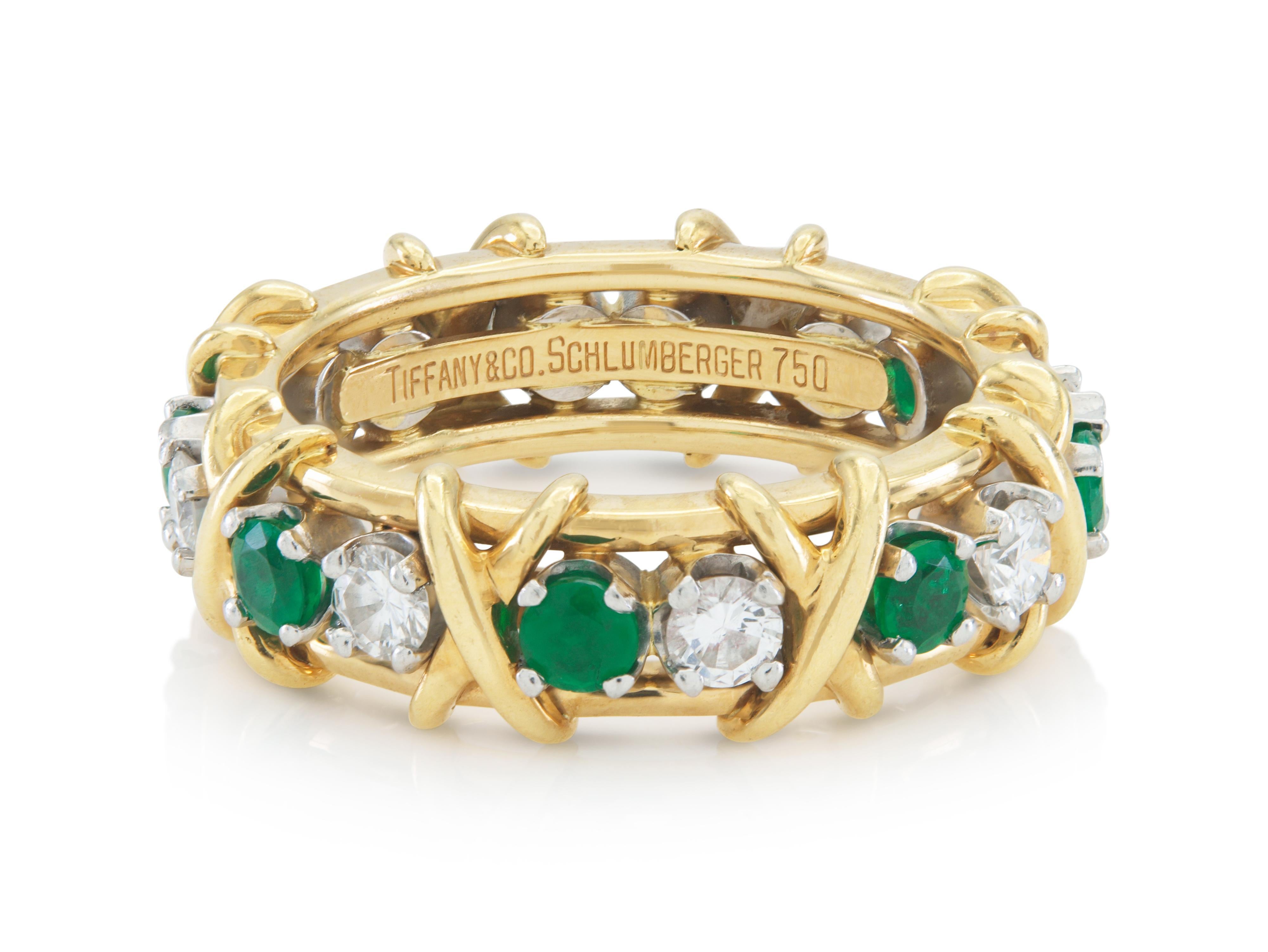 Finamente elaborada en oro amarillo de 18 quilates y platino con Diamantes talla Brillante redondos con un peso total de 0,64 quilates, y Esmeraldas talla redonda con un peso total de 0,70 quilates.
Firmado por Jean Schlumberger para Tiffany &