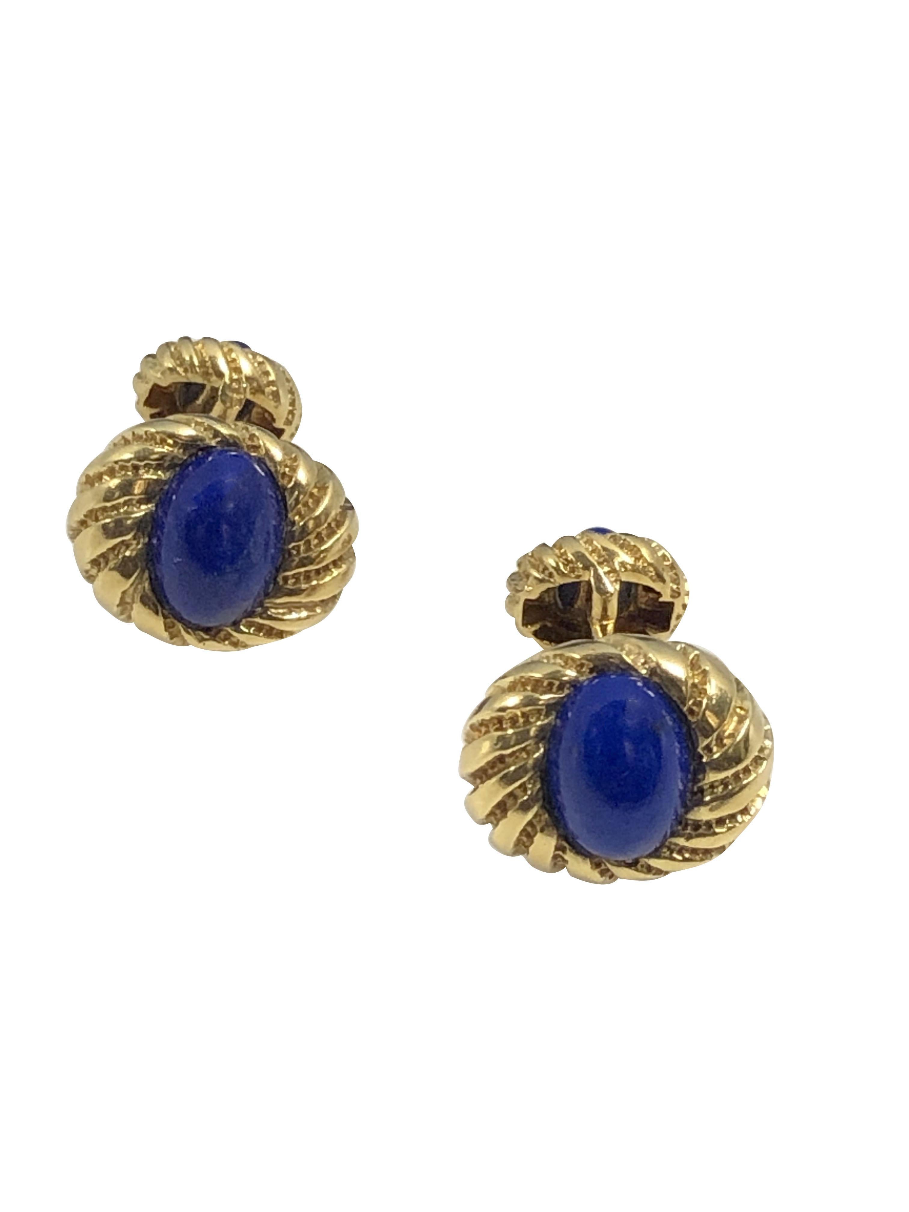 CIRCA 1990 Gemelli in oro giallo 18k di Jean Schlumberger per Tiffany & Company, con incastonatura centrale sulla parte superiore e sul retro con un Lapie Lazulli a cupola. Peso solido e piacevole di 16,2 grammi e finitura strutturata a mano, 