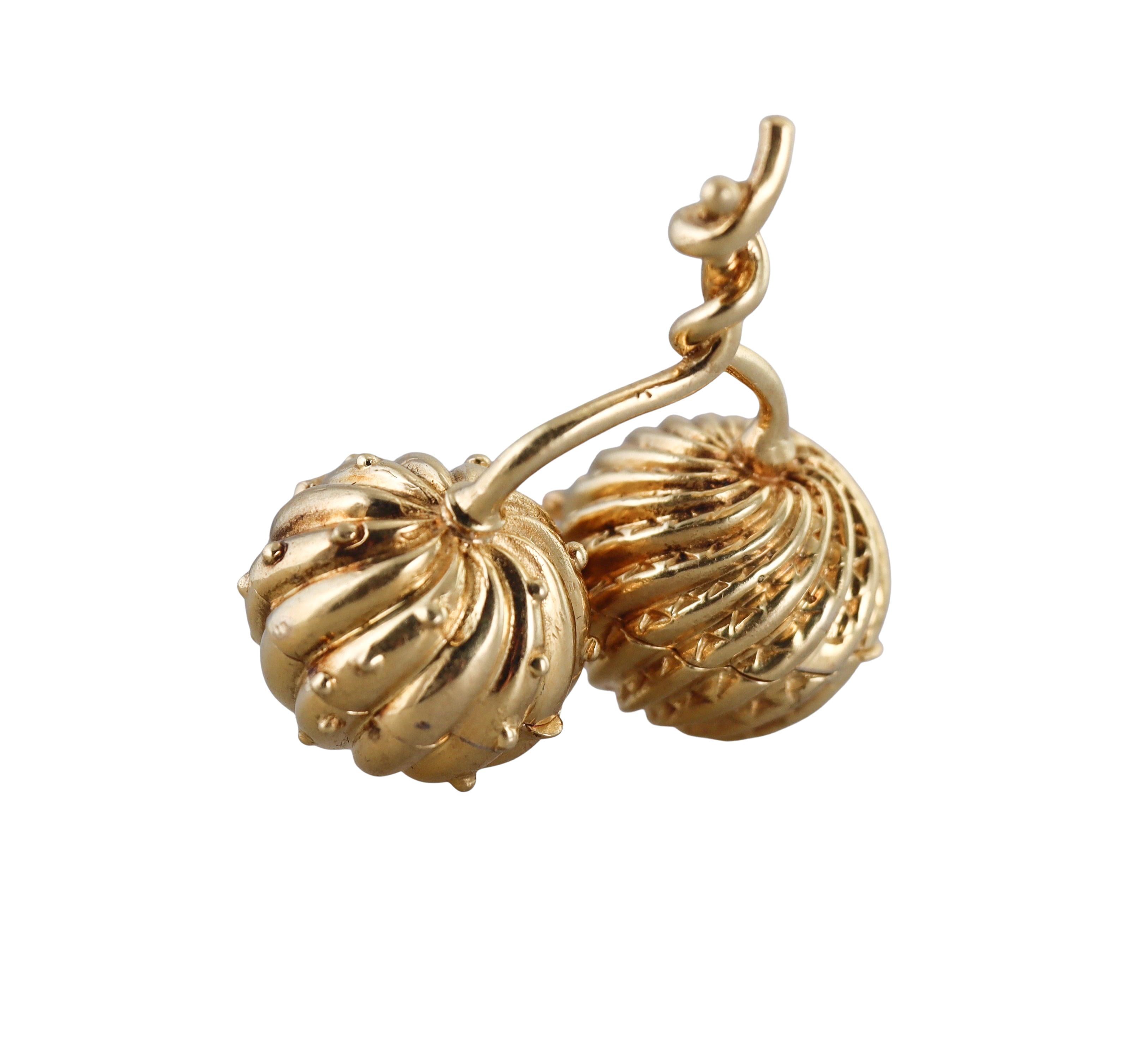 A rare 18k yellow gold double pill box / small case, designed by Jean Schlumberger for Tiffany & Co. Featuring two functional opening boxes, each measuring 19mm in diameter (boxes alone).
The overall size of the piece is 40mm tall x 35mm wide.