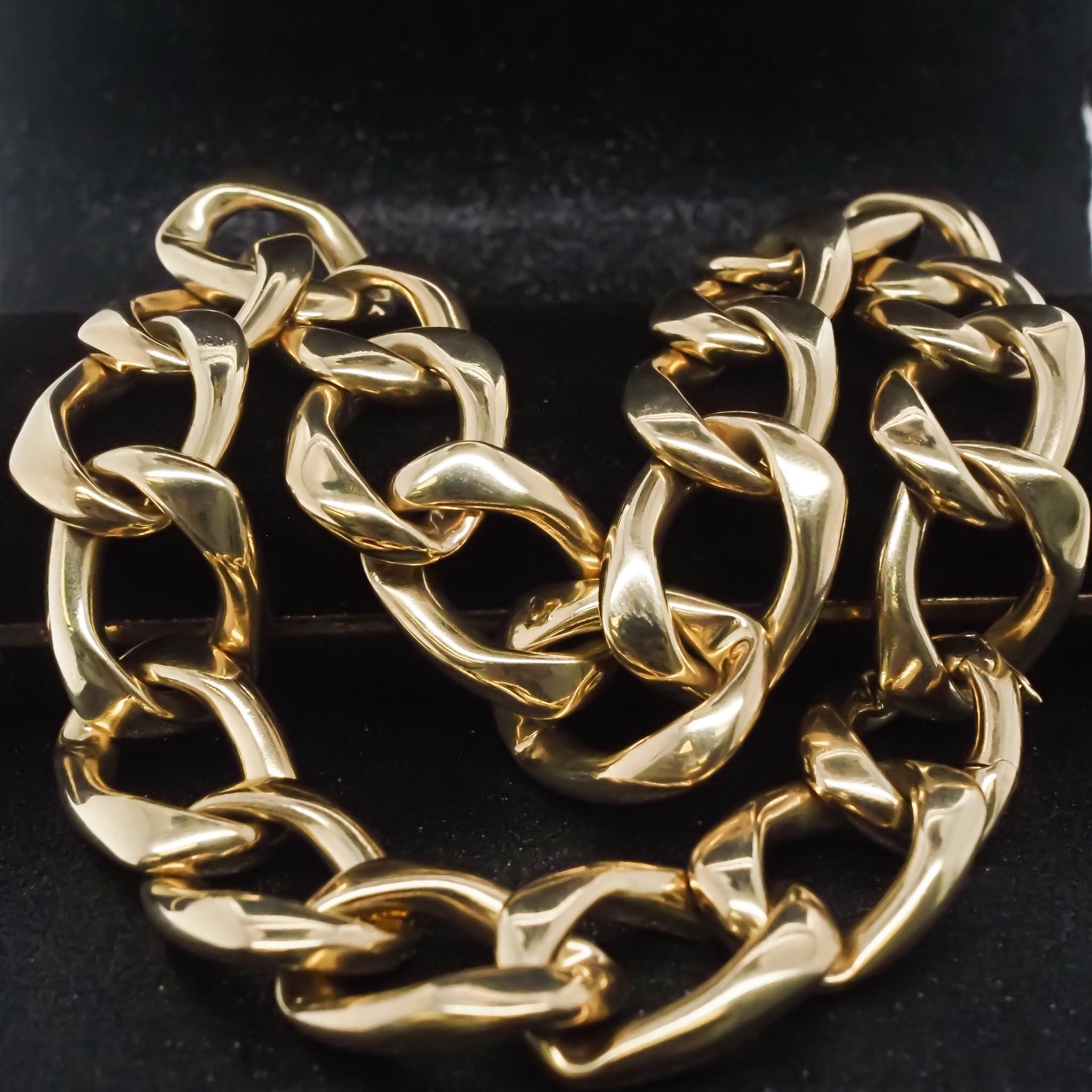 Jahr: 1980er Jahre
Artikel-Details:
Metall Typ: 18K Gelbgold [Punziert und geprüft]
Gewicht: 180.3 Gramm
Messung: 18 Zoll lang, jedes Glied ist 0,75 Zoll breit.
Bedingung:  Ausgezeichnet