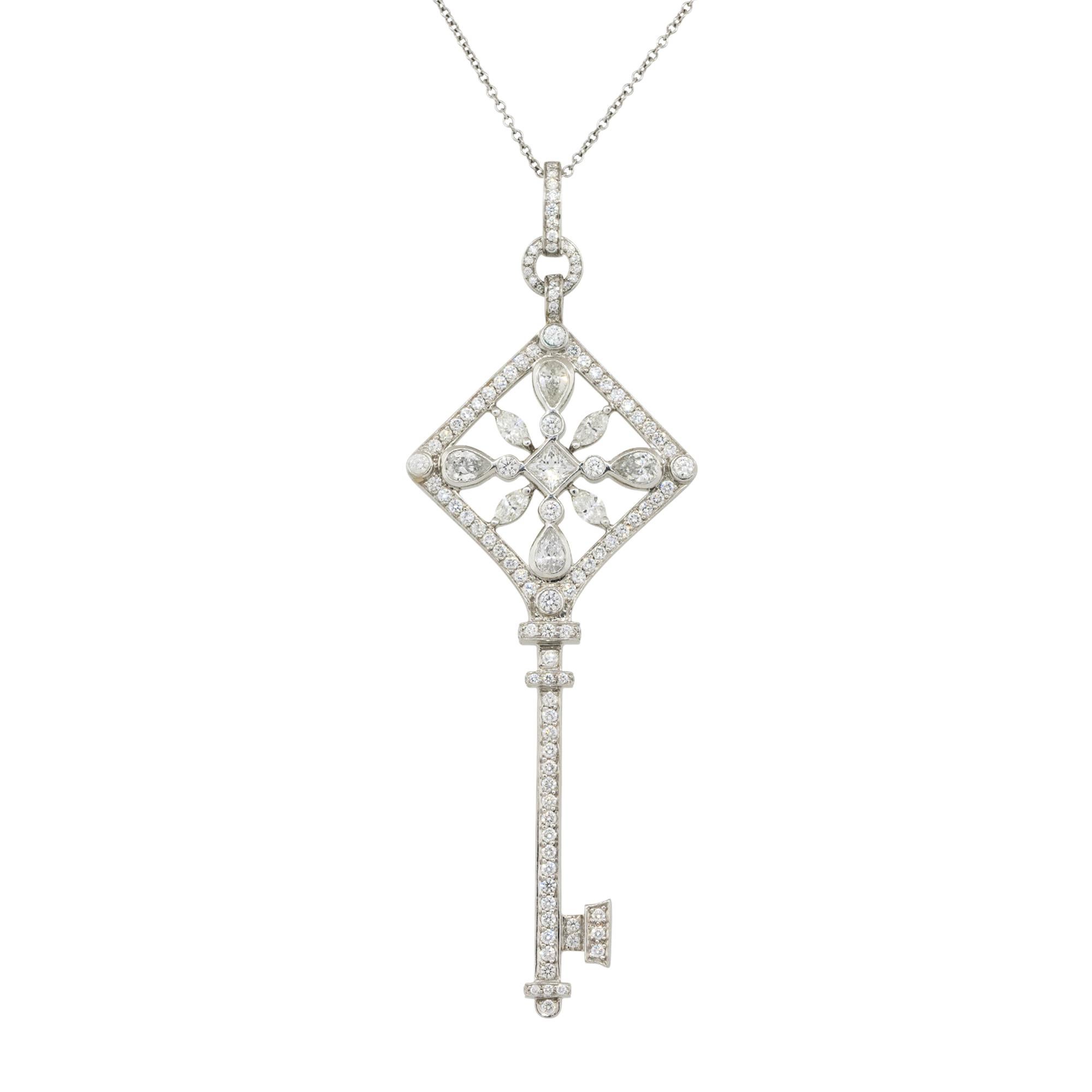 MATERIAL: Platin
Diamant-Details: Ca. 1,51ctw Diamanten im Birnen-, Marquise-, Prinzessinnen- und runden Brillantschliff. Die Diamanten haben eine Farbe von G/H und eine Reinheit von VS.
Gesamtgewicht: 16.9g (10.9dwt) 
Abmessungen des Anhängers: