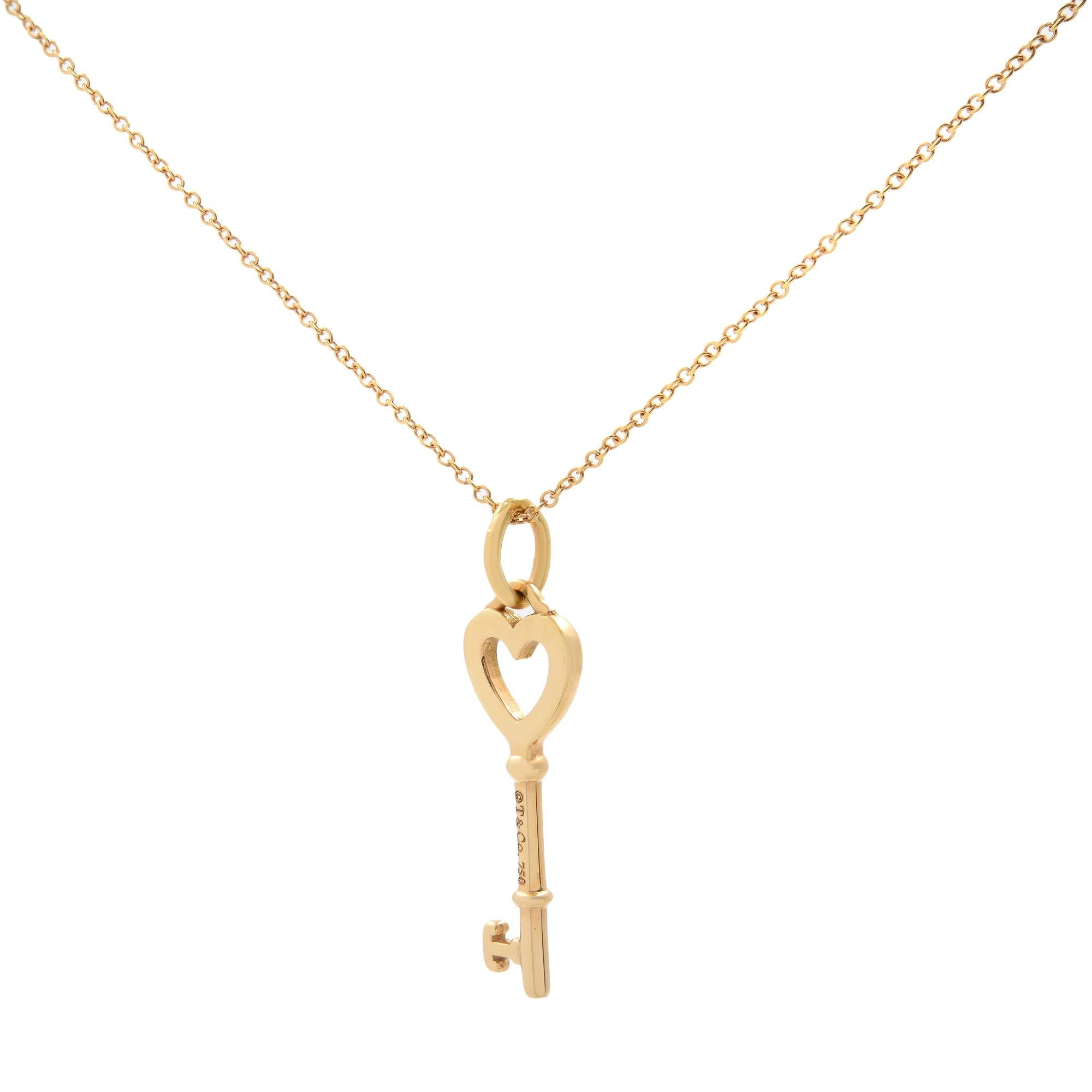This exceptional Tiffany & Co. key heart pendant necklace comes in 18k rose gold with pendant size 32.00mm x 10.00mm and chain length 16 inches. The total weight of the item is 3.6 grams. Comes in excellent pre-owned condition. Original box and