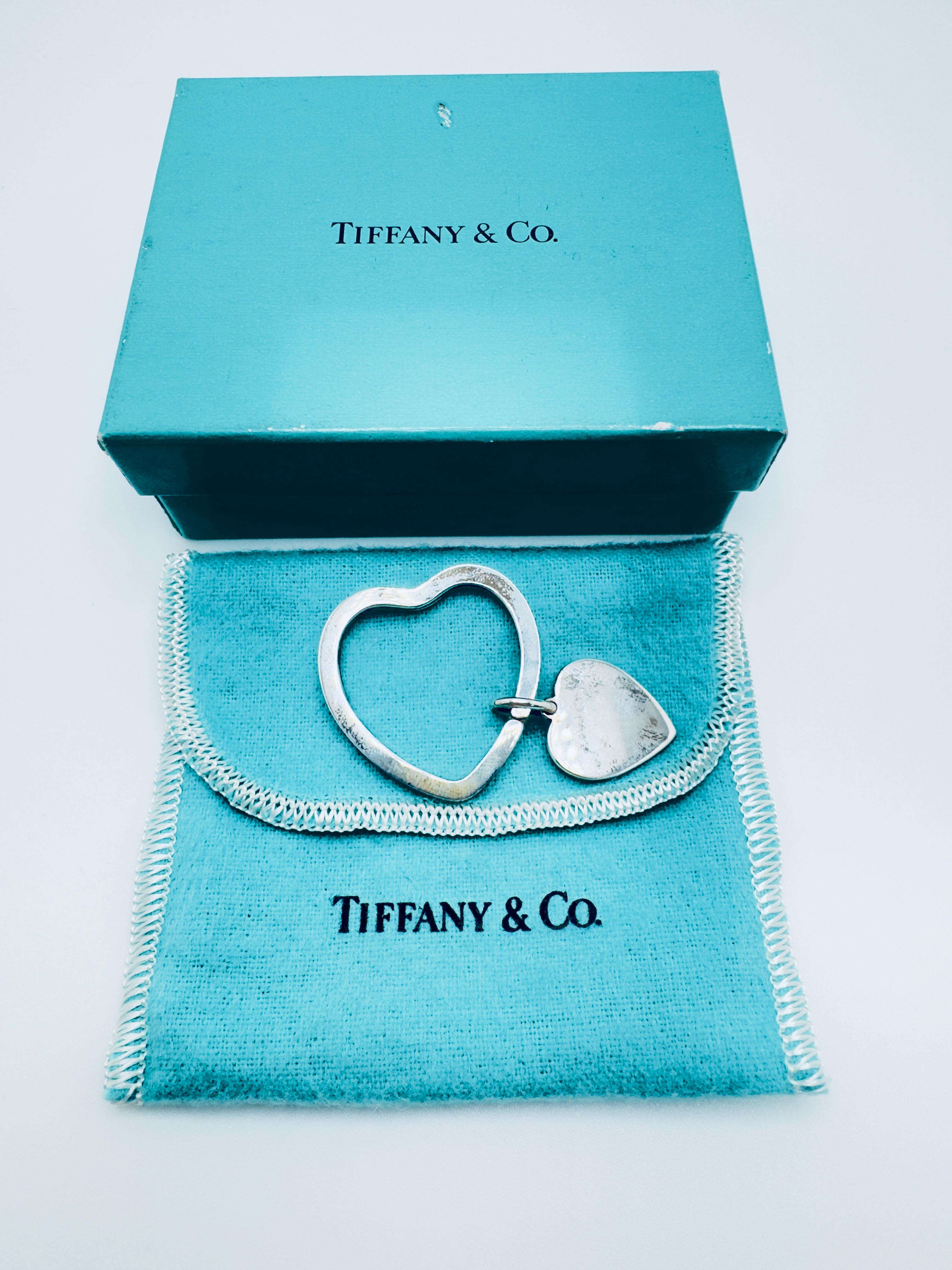 This vintage Tiffany & Co. key ring is a charming and elegant accessory crafted from sterling silver (SV 925). Featuring a heart-shaped key ring and a matching heart charm, it embodies Tiffany & Co.’s timeless design and exceptional craftsmanship.