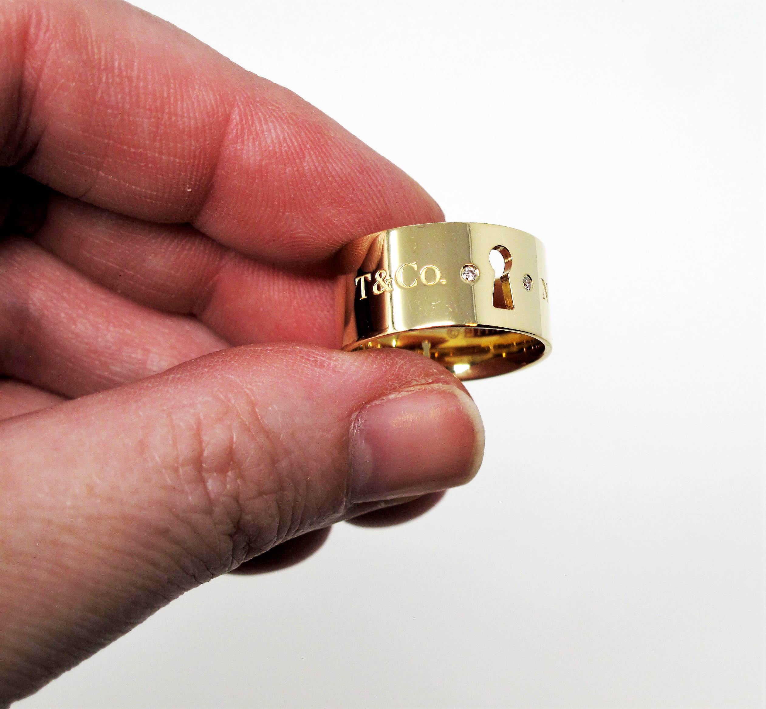 Tiffany & Co. Breiter Bandring mit Schlüsselloch aus 18 Karat Gelbgold mit Diamanten 3