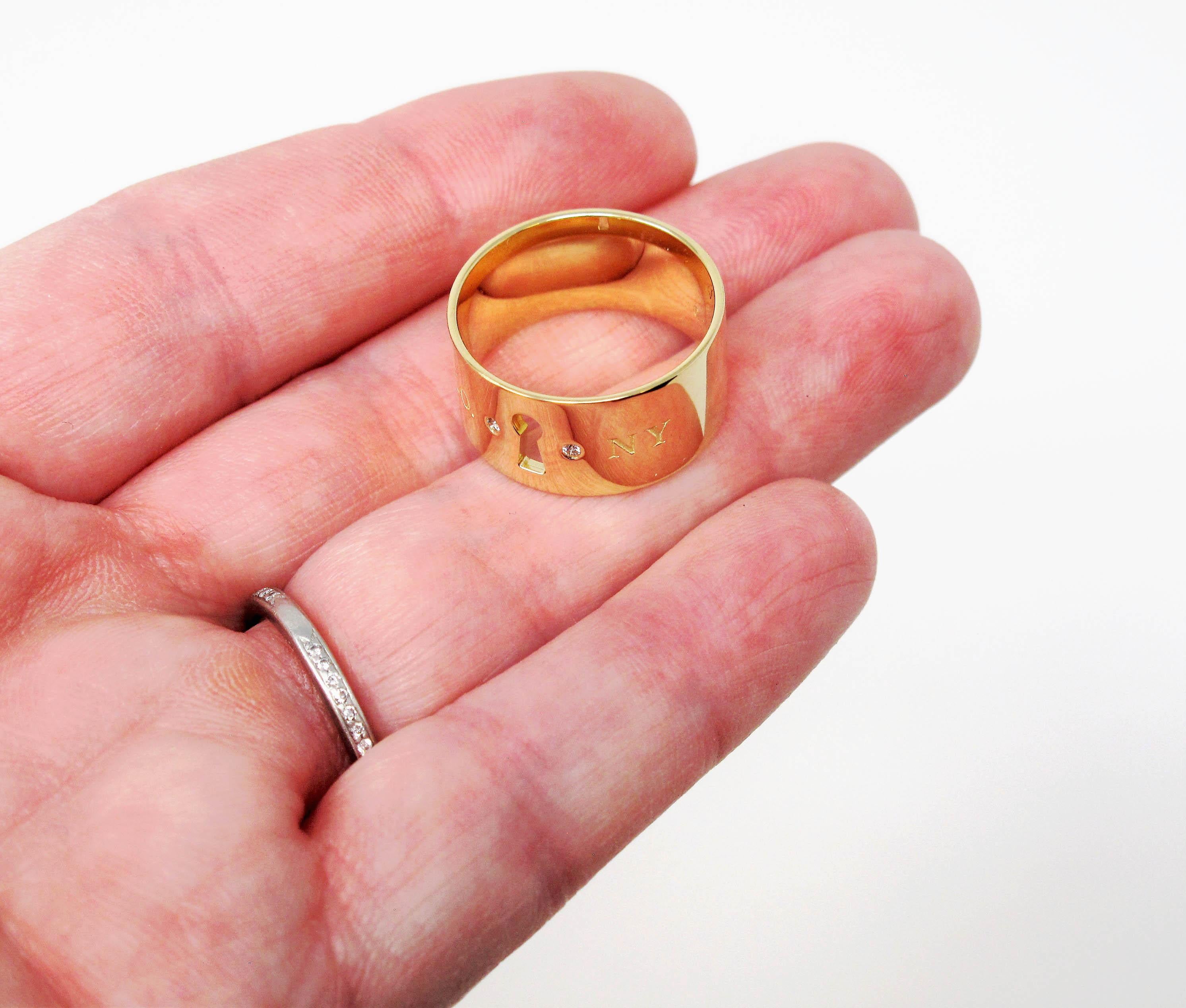 Tiffany & Co. Breiter Bandring mit Schlüsselloch aus 18 Karat Gelbgold mit Diamanten 4