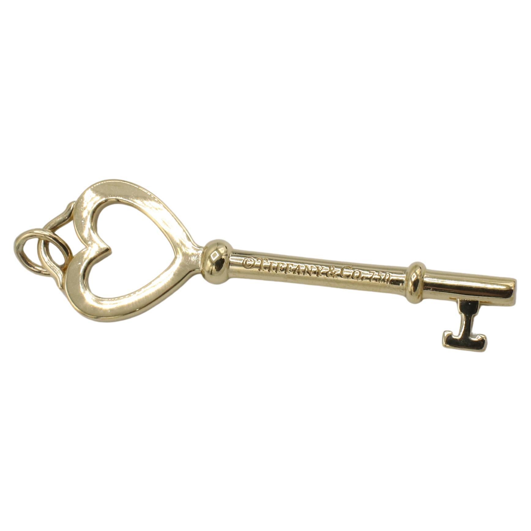 Tiffany & Co. Pendentif breloque clés en or jaune 18 carats avec cœur de 2,25 pouces
Métal : or jaune 18k
Poids : 9,3 grammes
Longueur : 2.25 pouces
Signé : ©Tiffany & Co. 750
NRD 111064-2

