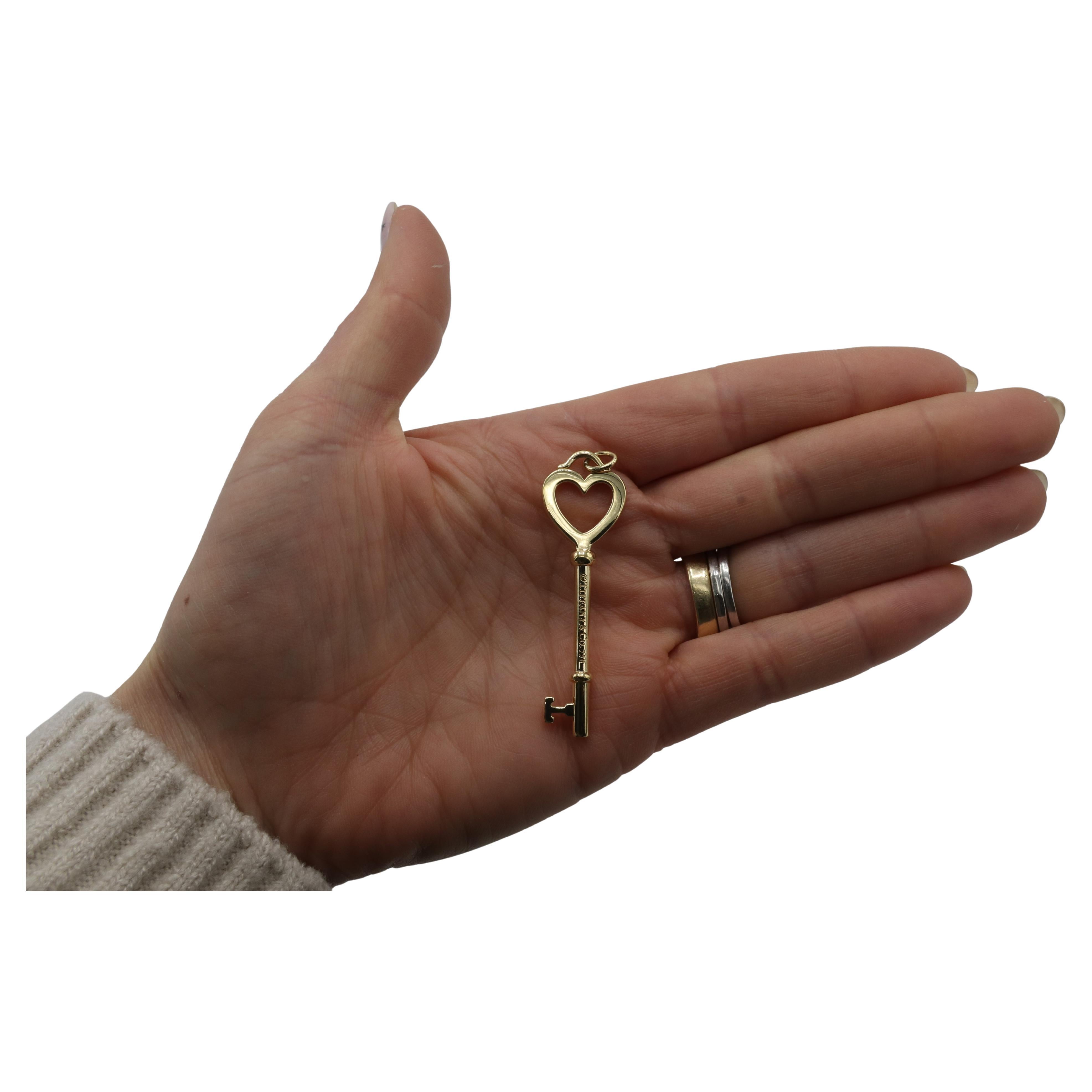 Moderne Tiffany & Co. Pendentif breloque clés en or jaune 18 carats avec cœur de 2,25 pouces en vente