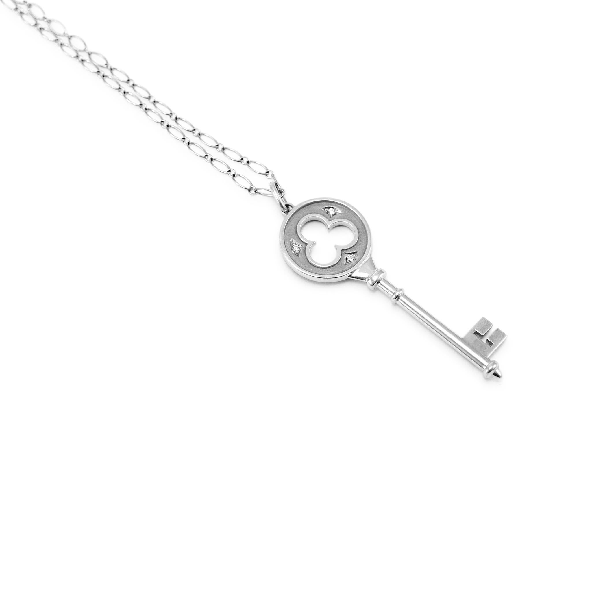 Marchio: Tiffany & Co.

Genere: Donna

Tipo di metallo: oro bianco 18K

Lunghezza della catena: 24,00 pollici 

Lunghezza del ciondolo: 2.00 pollici

Larghezza della catena 2,65 mm

Larghezza del pendente: 18,00 mm

Peso totale: 11,48 grammi

Una