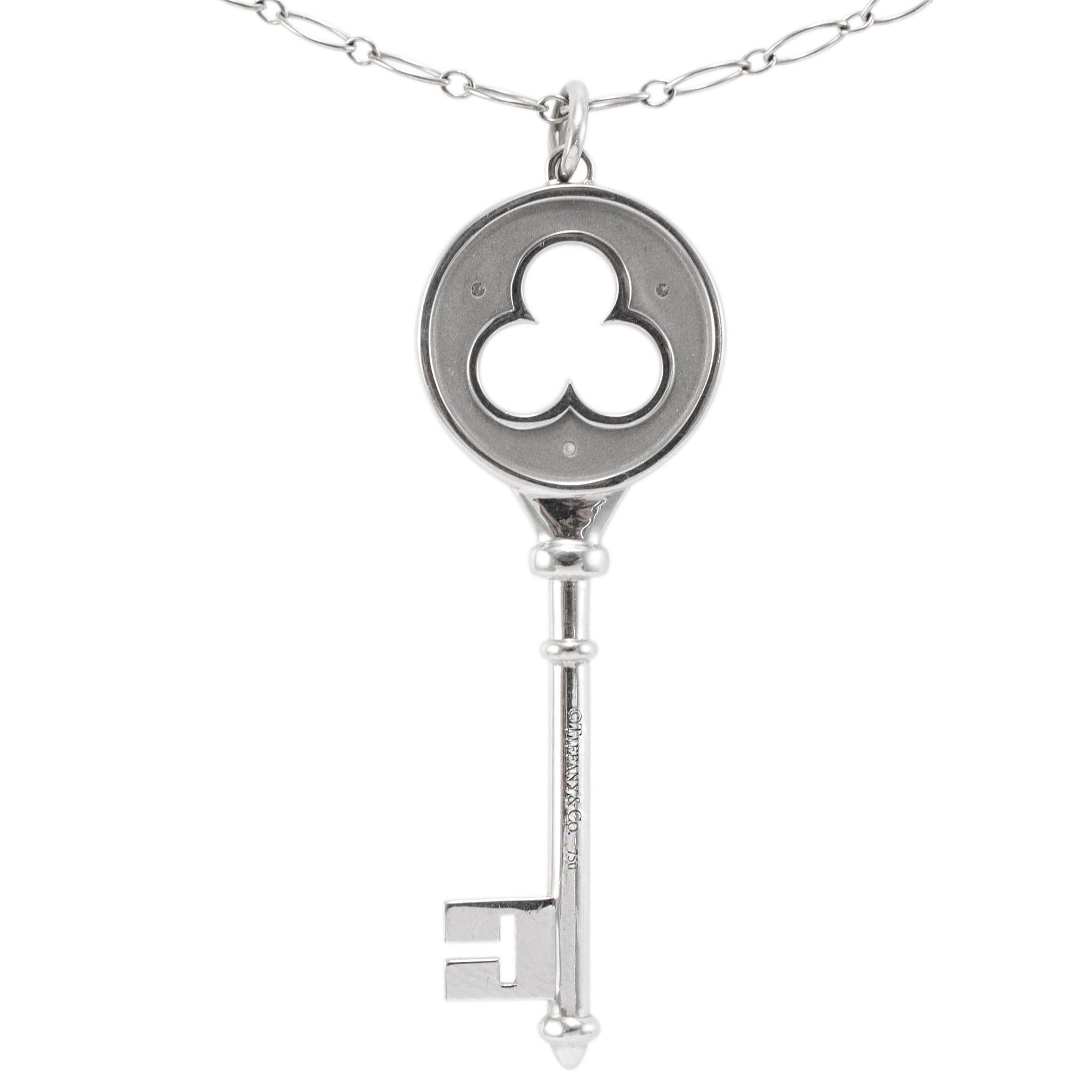 Taglio rotondo Tiffany & Co. Collana con ciondolo a forma di trifoglio Keys in oro bianco 18K con diamanti in vendita