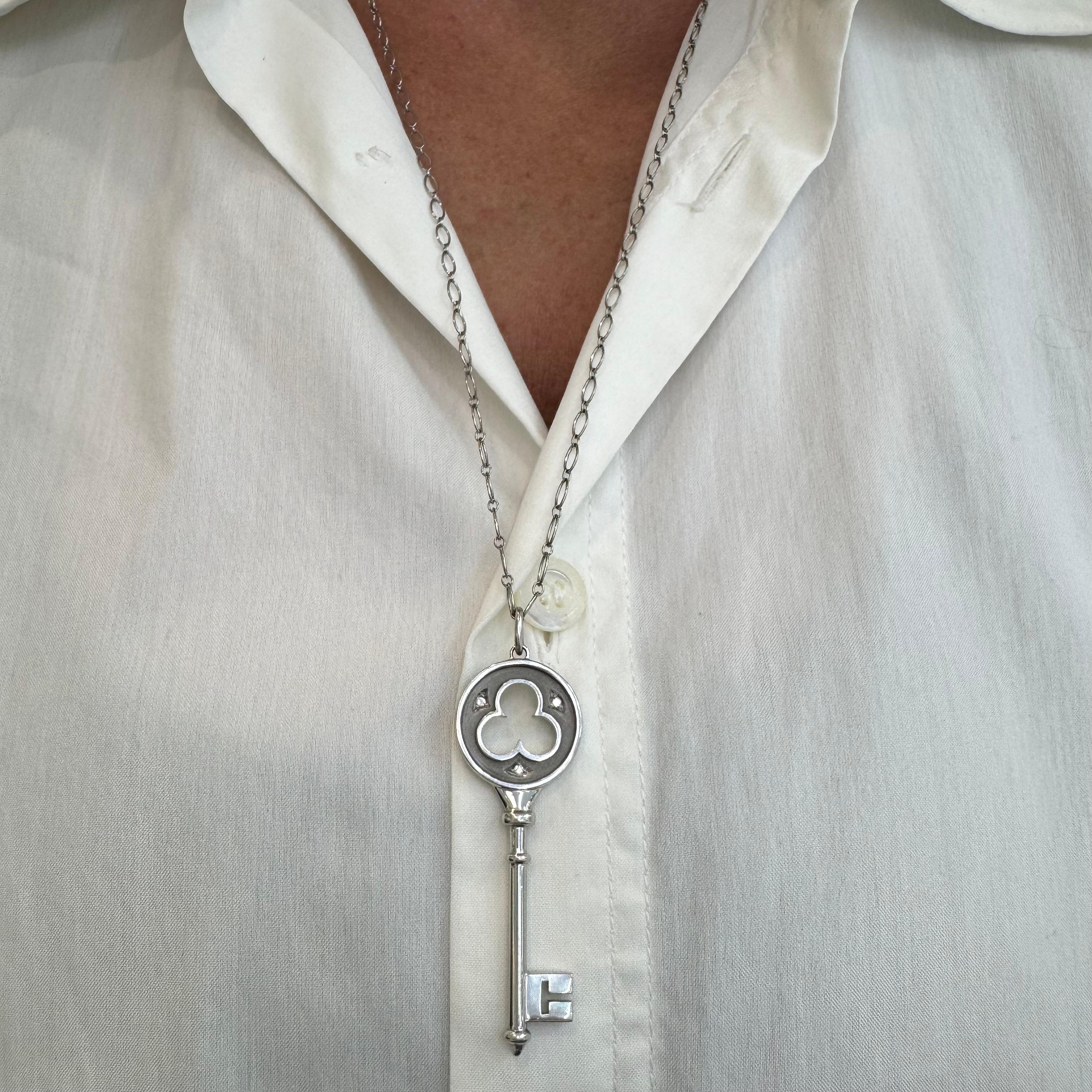Tiffany & Co. Collana con ciondolo a forma di trifoglio Keys in oro bianco 18K con diamanti in vendita 2