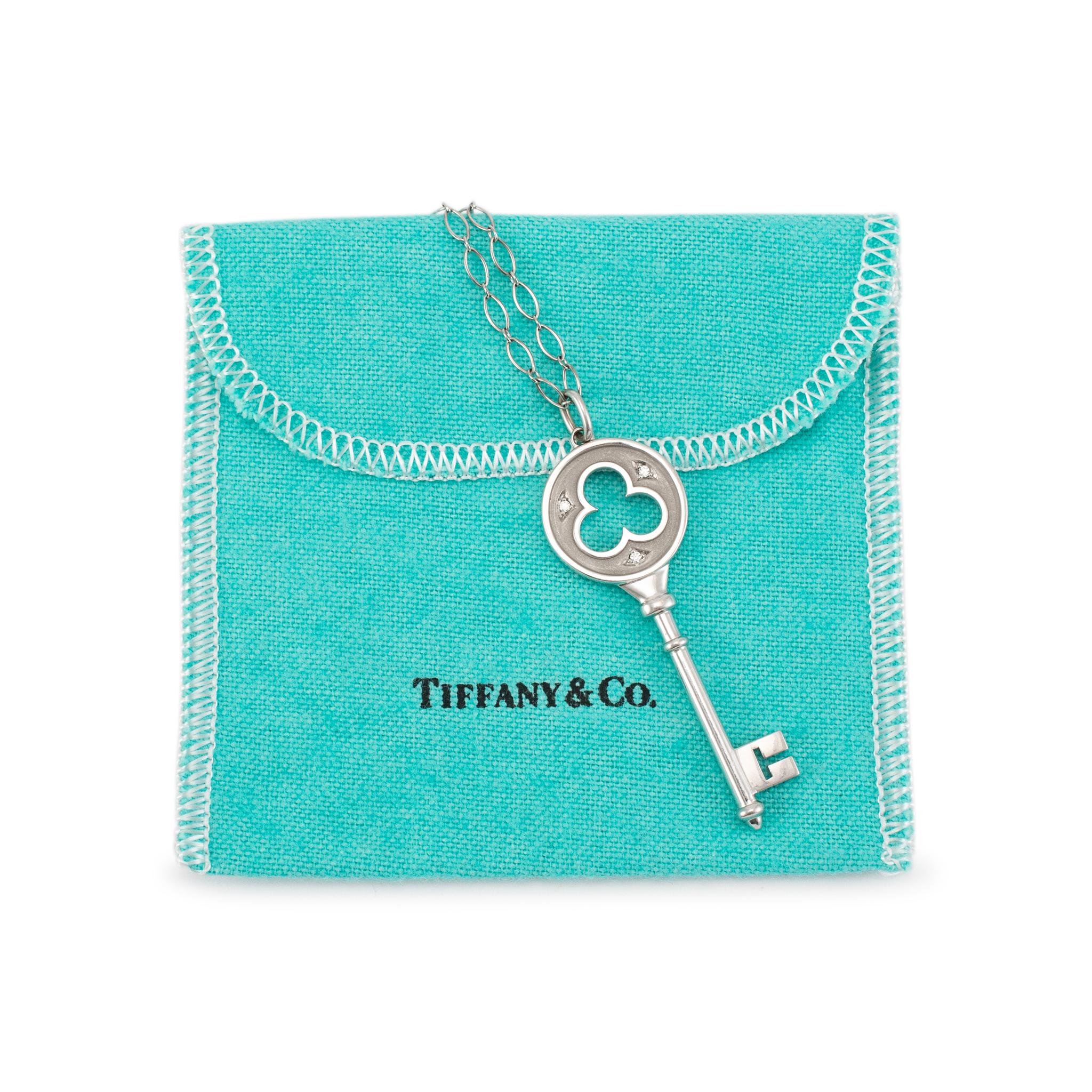Tiffany & Co. Collana con ciondolo a forma di trifoglio Keys in oro bianco 18K con diamanti in vendita 3