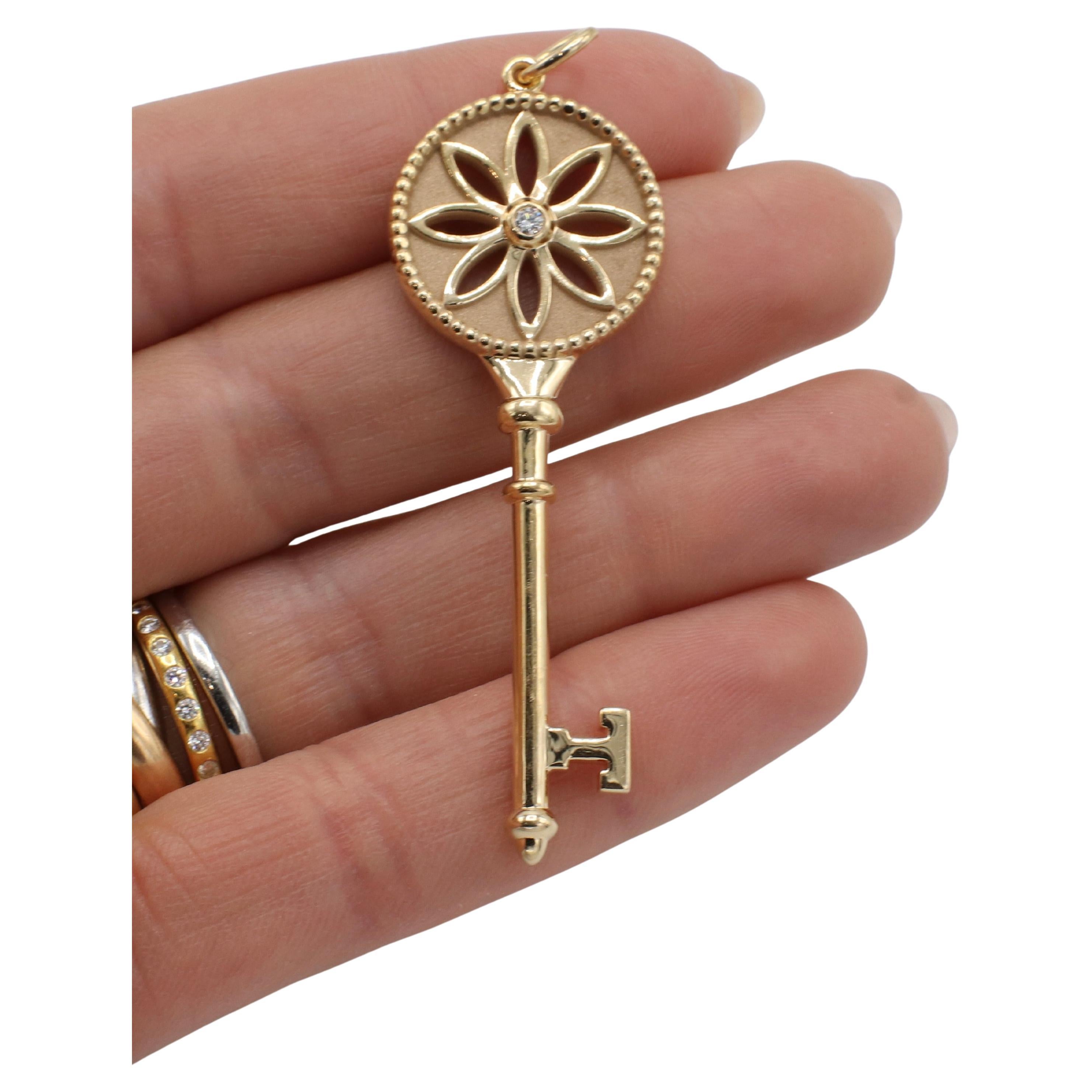Tiffany & Co. Pendentif marguerite en or jaune 18 carats et diamants naturels Keys 2.5