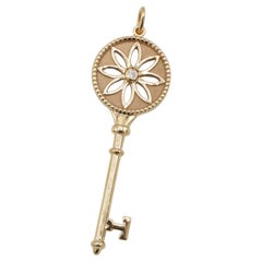 Tiffany & Co. Ciondolo grande Keys in oro giallo 18K e diamanti naturali a forma di margherita, 2,5".
