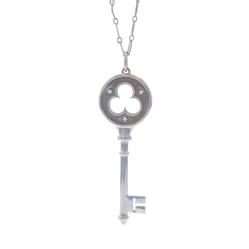 Marchio: Tiffany & Co.
Collection'S: Chiavi
Design:  Trifoglio

Contenuto del metallo: Oro bianco 18k

Informazioni su A. Stone

Diamanti naturali
Carati: .03ctw
Taglio: Rotondo brillante
Colore: F - G
Chiarezza: VS1 - VS2

Stile della catena: