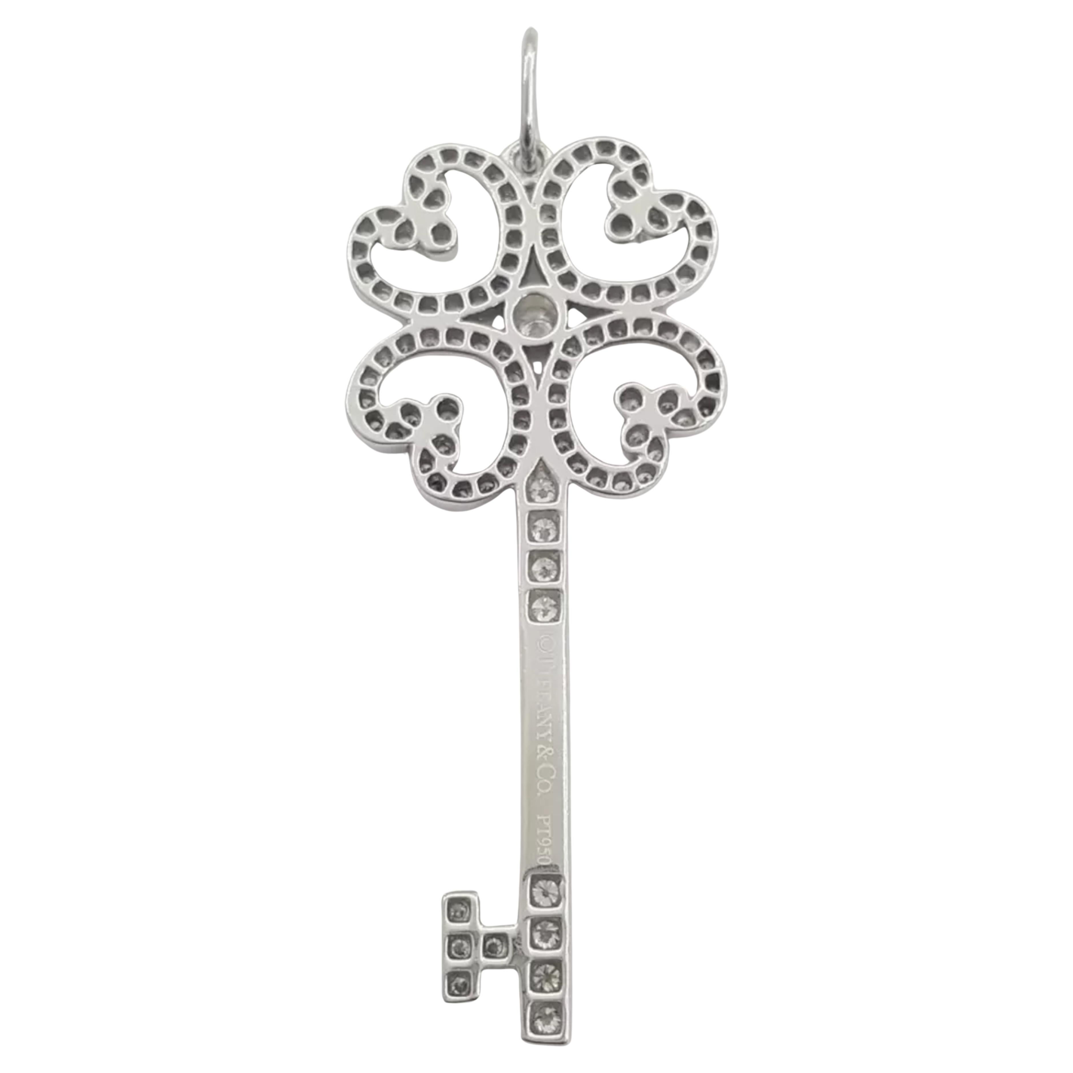 Tiffany & Co. Il ciondolo Keys Diamond Enchant Quatra Heart Key che hai descritto è un pezzo di lusso realizzato in platino. Pesa 3,7 grammi e misura 35 mm di lunghezza (39,1 mm incluso il bail in) e 14,6 mm di larghezza, con uno spessore di 2 mm.