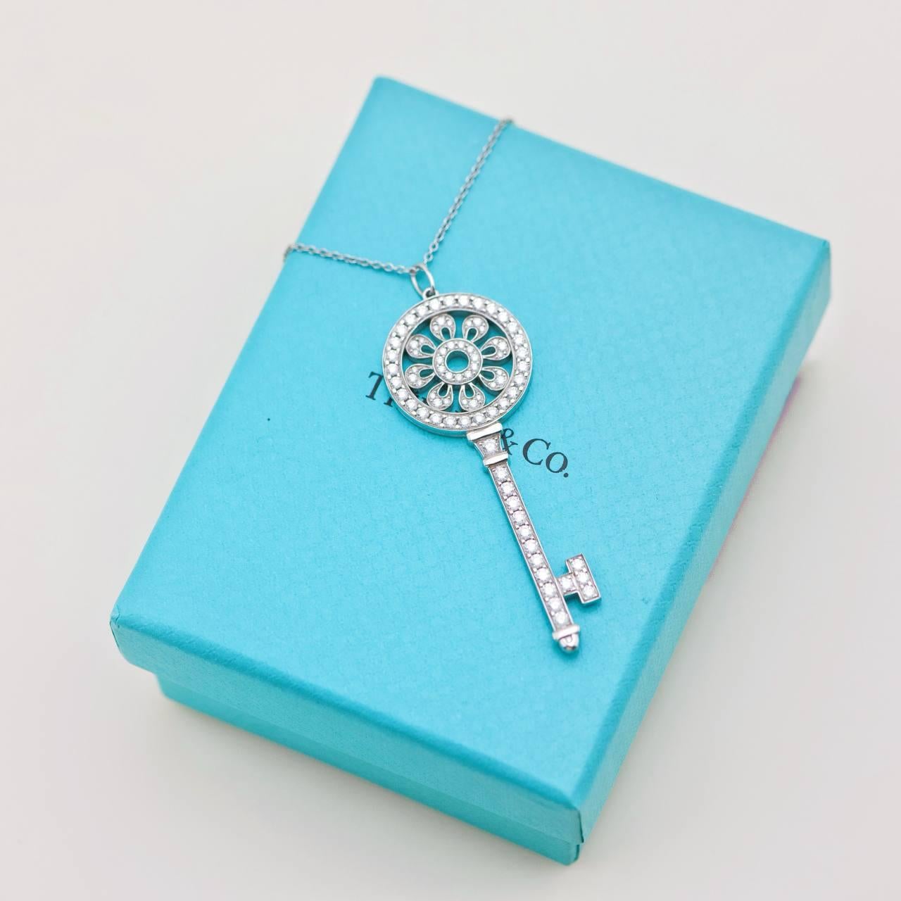 Tiffany & Co. Collana con ciondolo a forma di chiave in platino Keys Petals Diamond In condizioni ottime in vendita a Banbury, GB