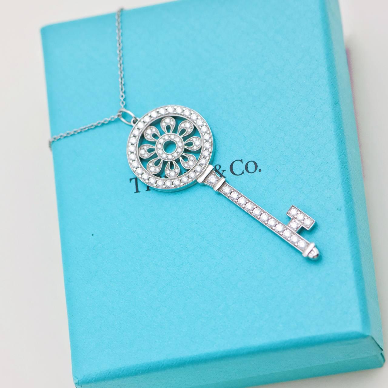 da uomo o donna Tiffany & Co. Collana con ciondolo a forma di chiave in platino Keys Petals Diamond in vendita