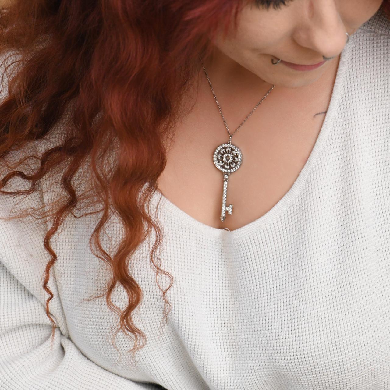 Grezzo Tiffany & Co. Collana con ciondolo a forma di chiave in platino Keys Petals Diamond in vendita