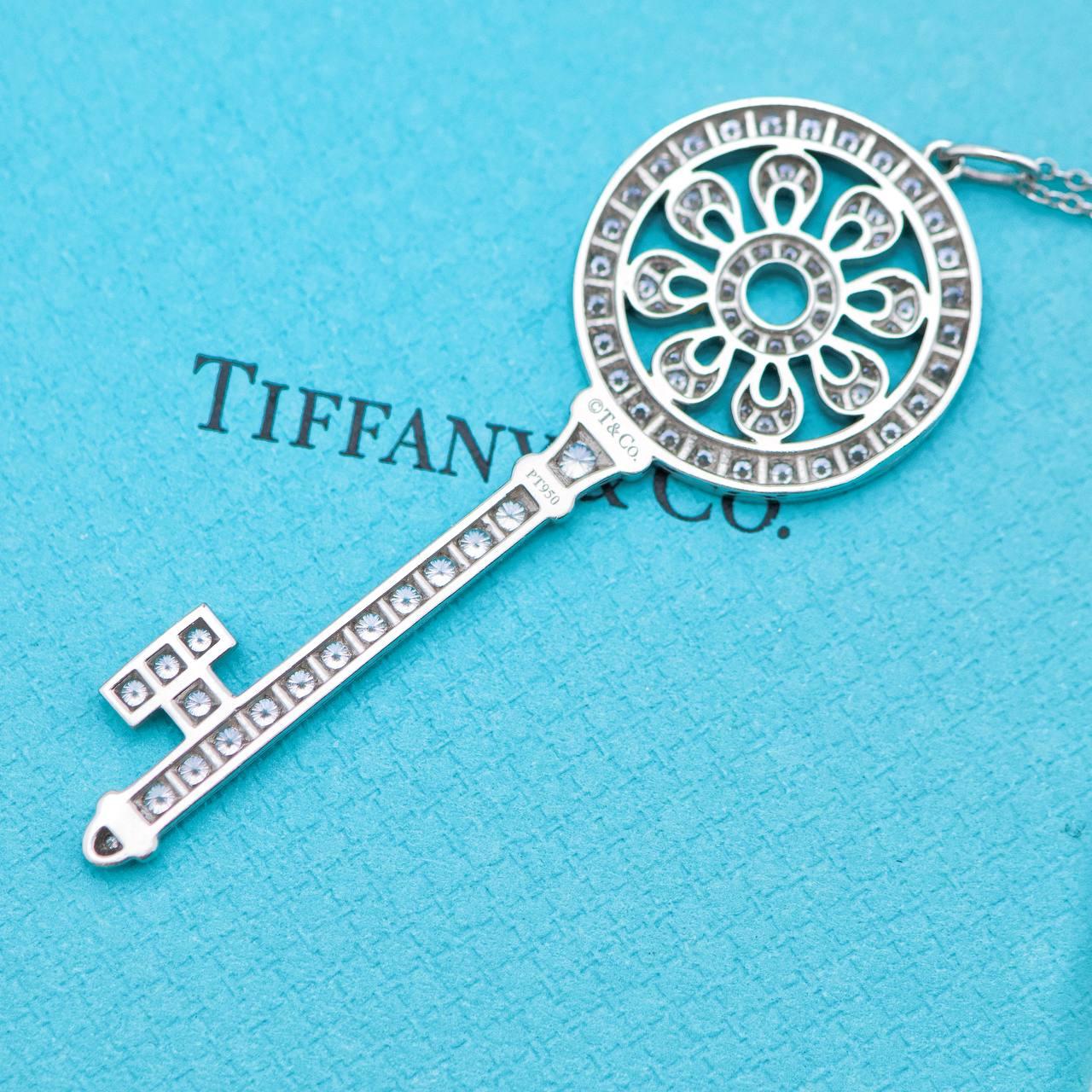 Tiffany & Co. Collana con ciondolo a forma di chiave in platino Keys Petals Diamond in vendita 1