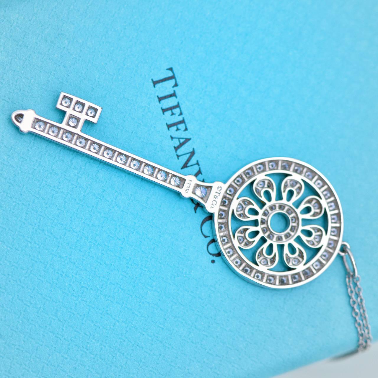 Tiffany & Co. Collana con ciondolo a forma di chiave in platino Keys Petals Diamond in vendita 2