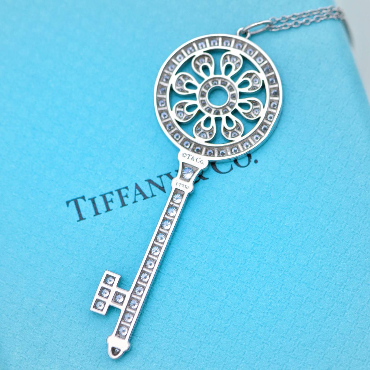 Tiffany & Co. Collana con ciondolo a forma di chiave in platino Keys Petals Diamond in vendita 3