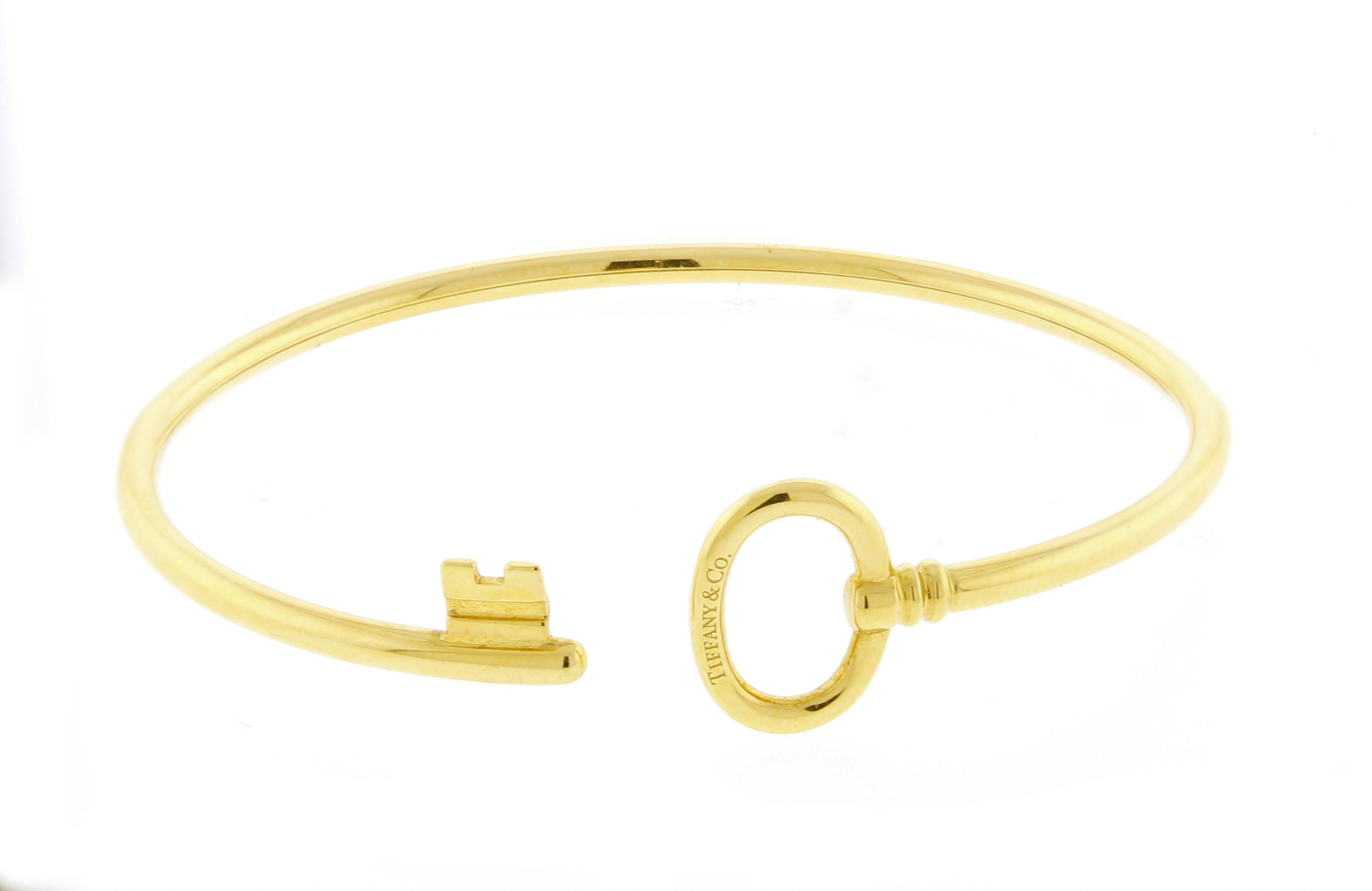 Brilliant beacons of optimism and hope, Tiffany Keys are radiant symbols of a bright future. A classic key circles the wrist in this modern and elegant design.

18 karat gold
Size medium
Fits wrists up to 6.25