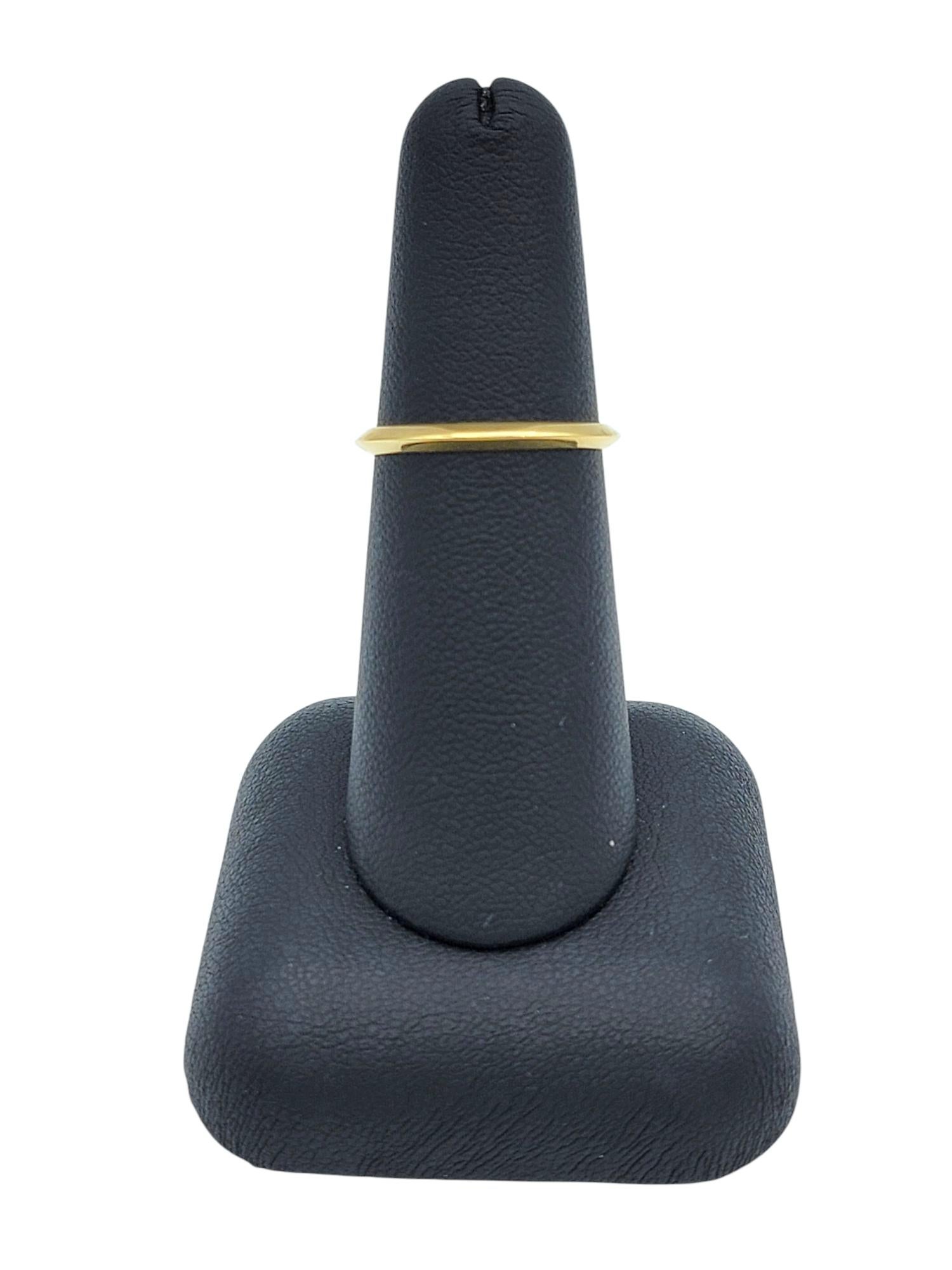 Tiffany & Co. Knife Edge 2mm Stacking Band Ring in Polished 18 Karat Yellow Gold For Sale 3