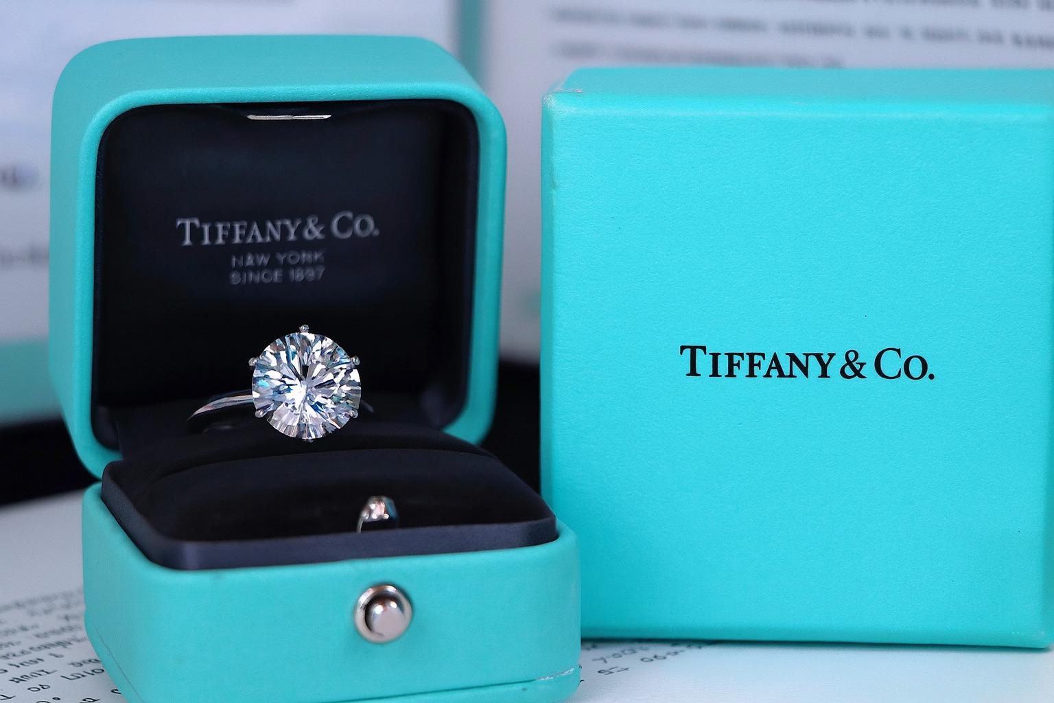 Tiffany & Co. Solitär-Diamant-Verlobungsring mit Messerkante im Zustand „Hervorragend“ im Angebot in Chicago, IL