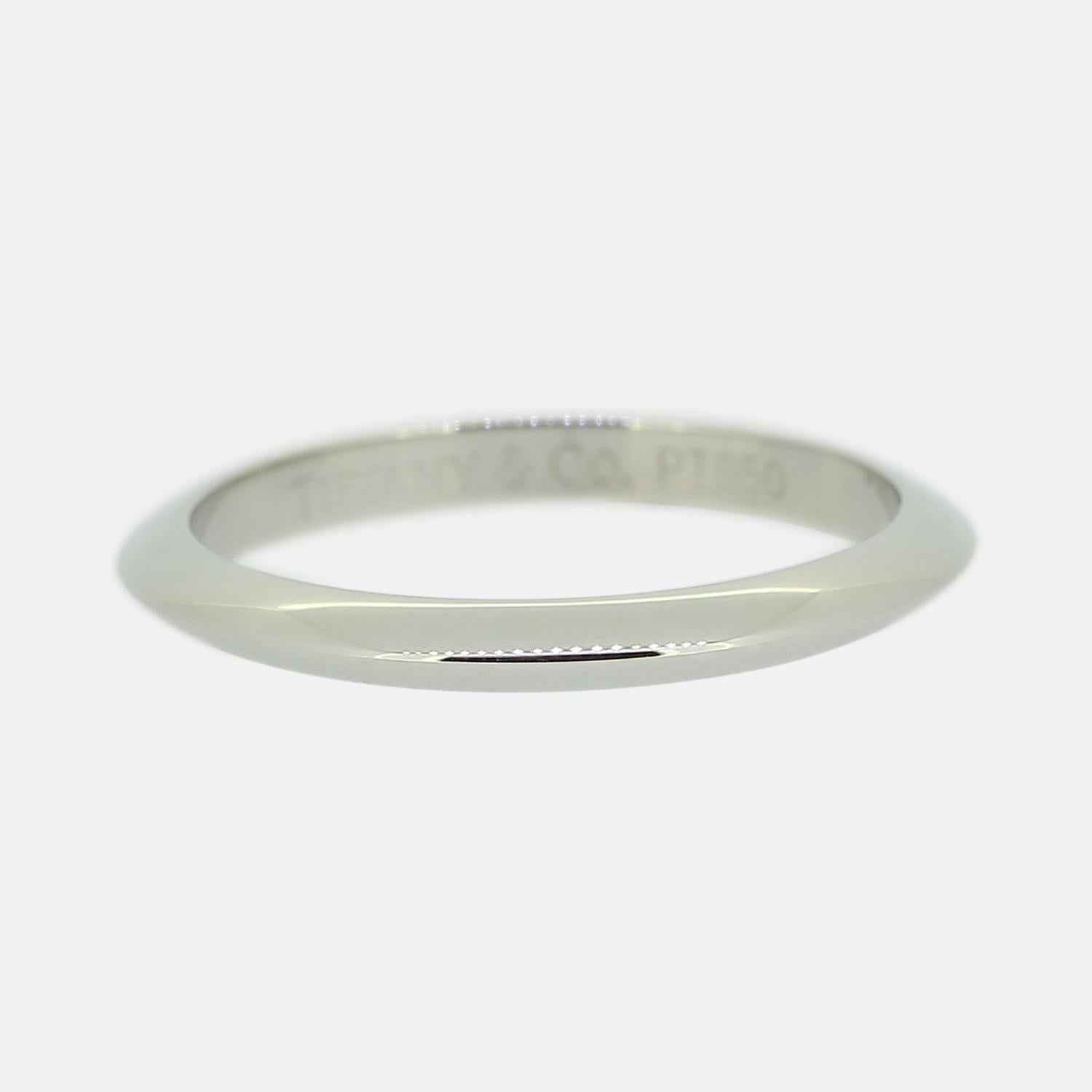 Ecco un bellissimo anello di fidanzamento con solitario di Tiffany & Co., gioielliere di fama mondiale. La pietra centrale è un delizioso diamante rotondo taglio brillante da 0,74 carati, incastonato nell'iconica montatura a 6 griffe di Tiffany su