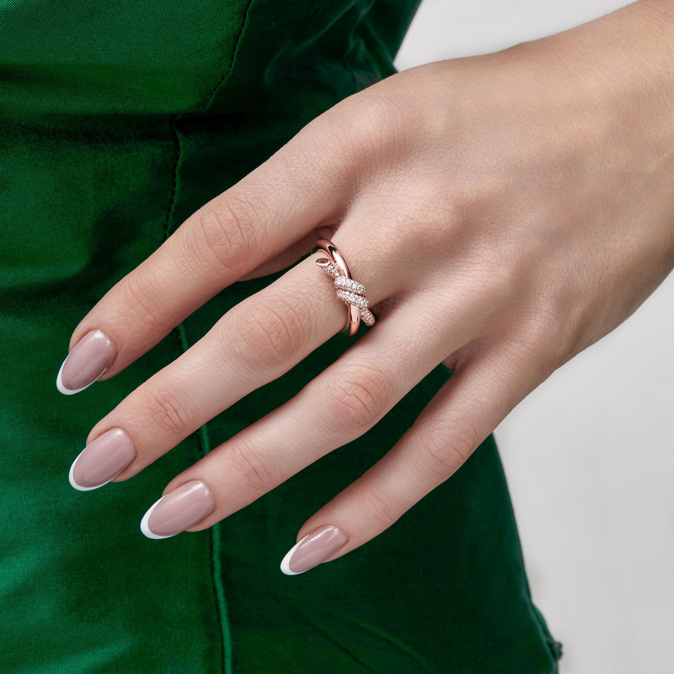 Erhöhen Sie Ihren Stil mit der Tiffany & Co. Zweireihiger Knotenring aus Roségold mit Diamanten. Sein verschlungenes Design symbolisiert die Stärke menschlicher Verbindungen. Jeder runde Brillant, der sorgfältig ausgewählt wurde, um den