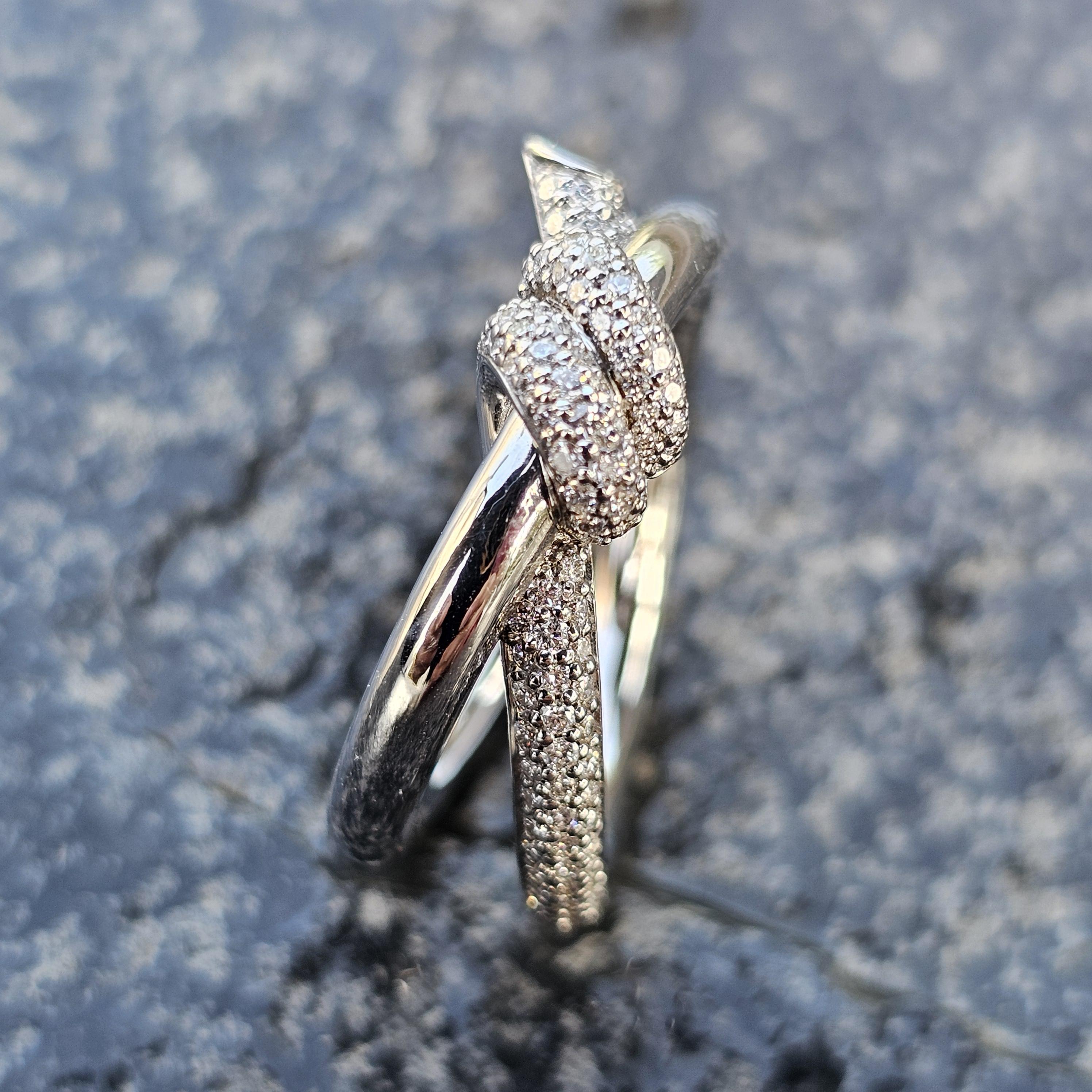 Taille ronde Tiffany & Co. Bague Knot Double Row Diamond 18k White Gold 7500 taille 6.5 en vente