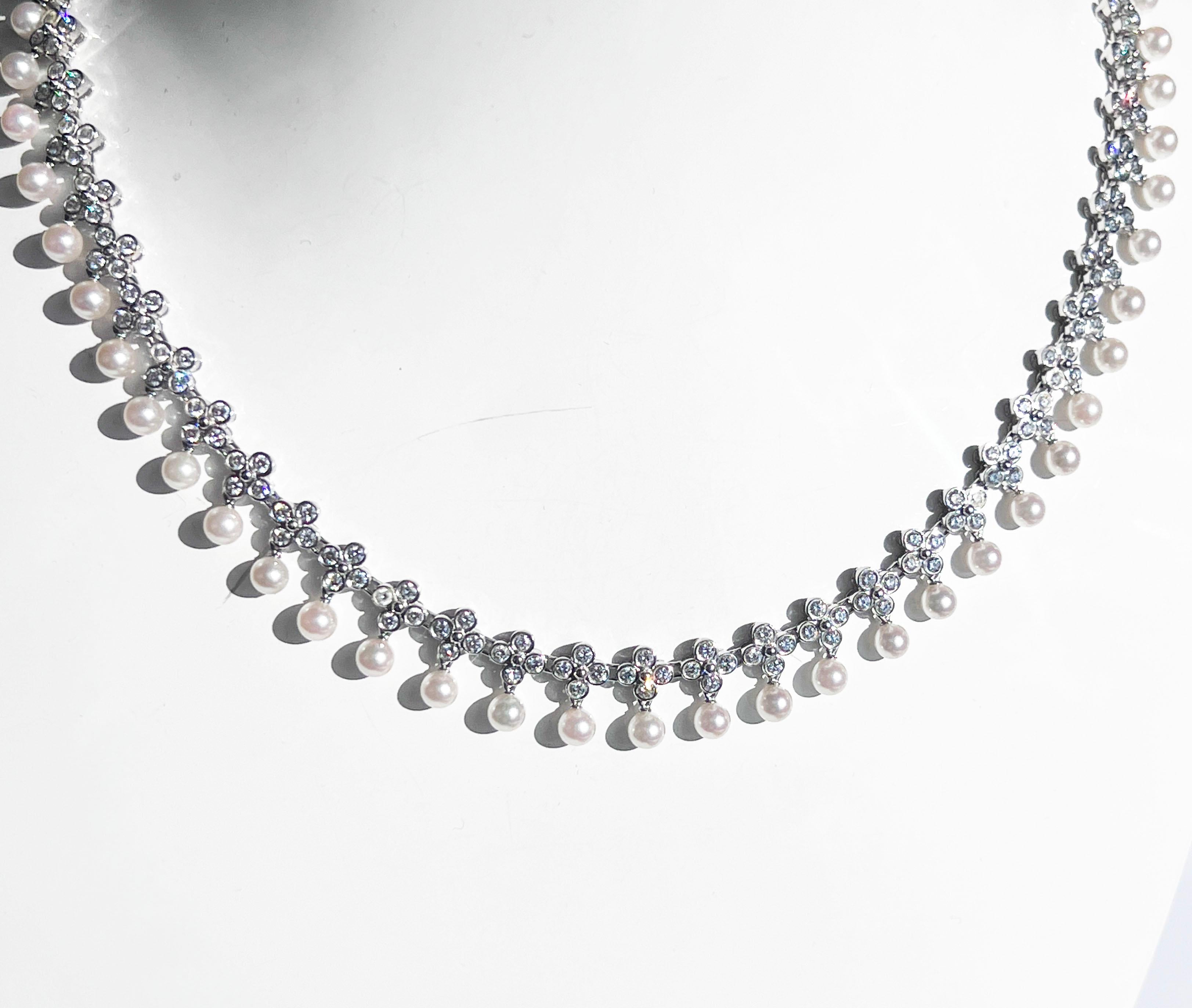 Este exquisito collar de encaje de platino de Tiffany & Co. es un asombroso ejemplo de elegancia atemporal y refinada artesanía. Con un delicado y clásico diseño de gargantilla, el collar mide 3/8 de pulgada de ancho, y cada eslabón luce cuatro