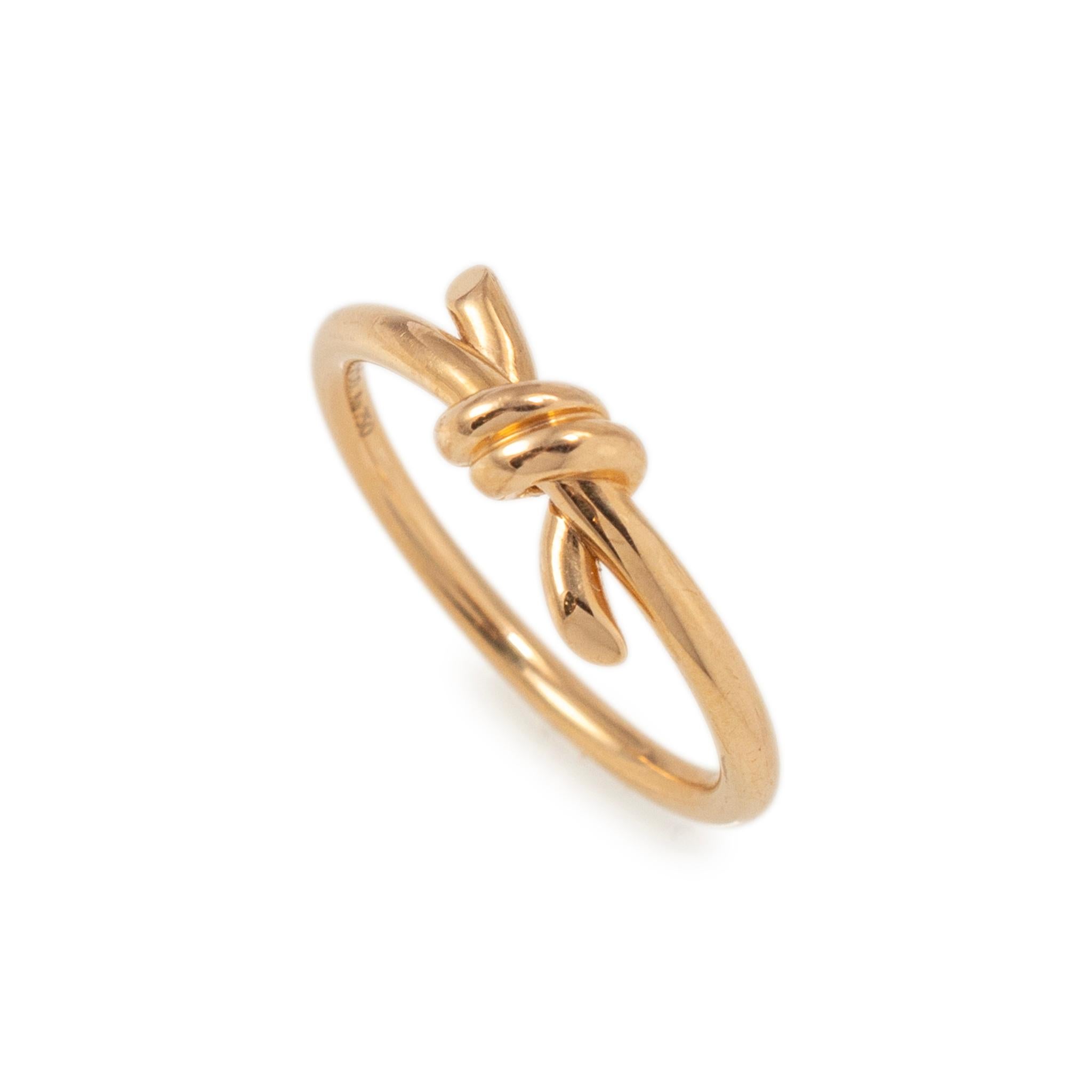 Marke: Tiffany & Co.

Geschlecht: Damen

Metall Typ: 18K Gelbgold

Ringgröße: 7.25

Breite: 4,85 mm, verjüngt auf 1,90 mm

Gewicht: 3.80 Gramm

Damenband aus 18 Karat Gelbgold mit halbrundem Schenkel. Eingraviert mit 