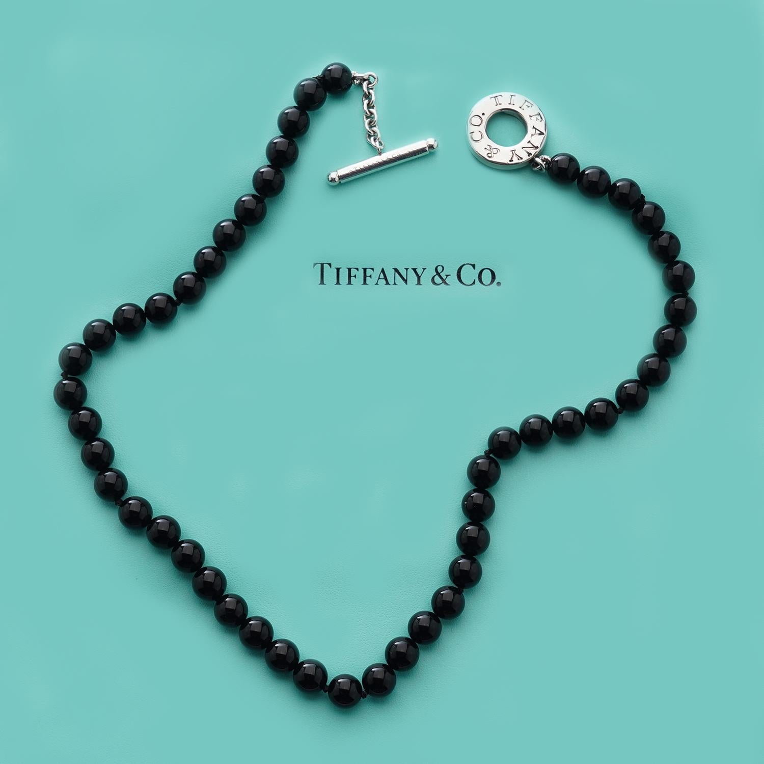 Tiffany & Co ladies 925 silver clasp with black onyx beaded necklace.
Maker: Tiffany & Co.
Made in the London 2007
Fully hallmarked.

With its stylish silver clasp and black onyx bead, this necklace is perfect for any outfit and makes a great